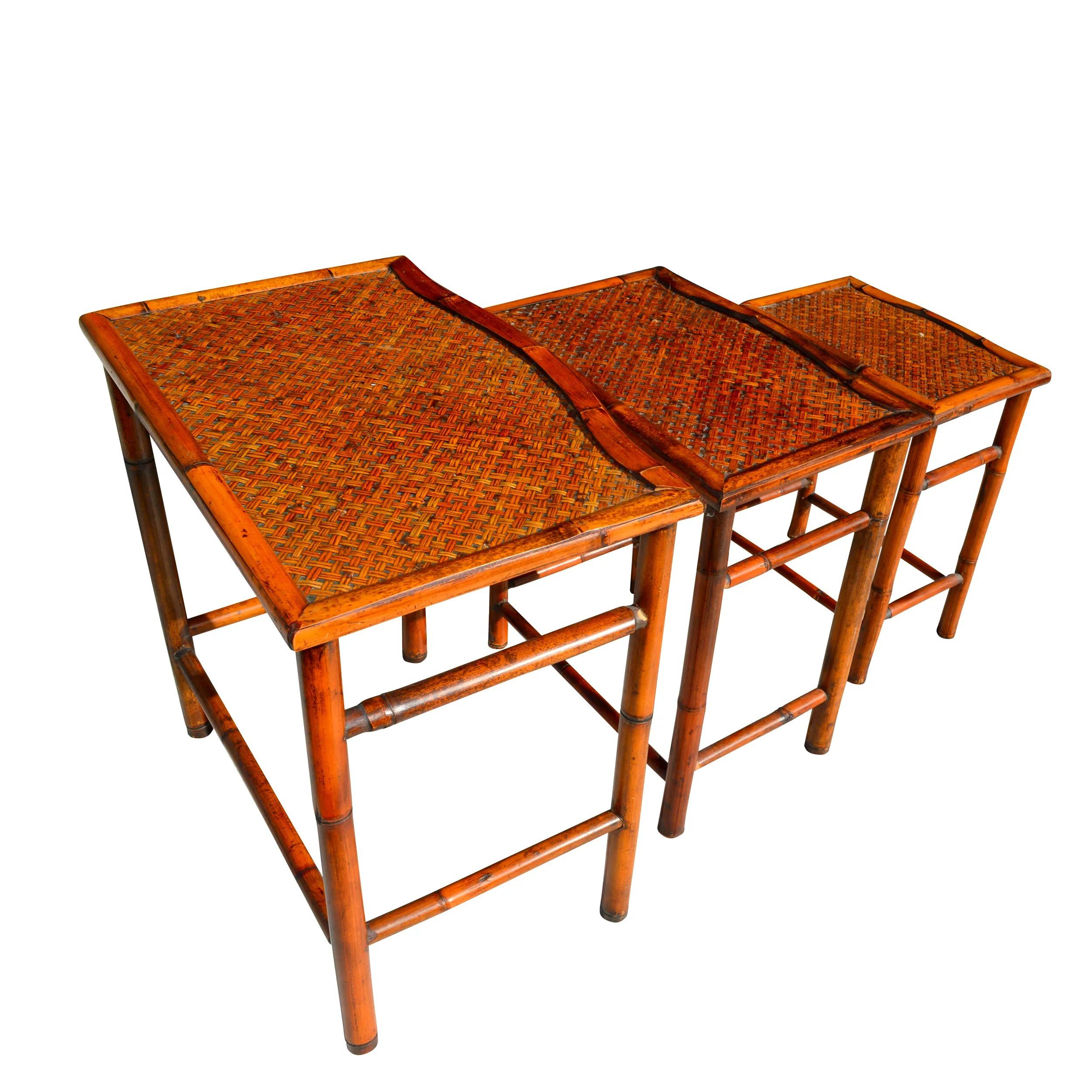 Ensemble de 3 tables d'appoint gigognes en bambou et canne Bon état - En vente à Pasadena, TX