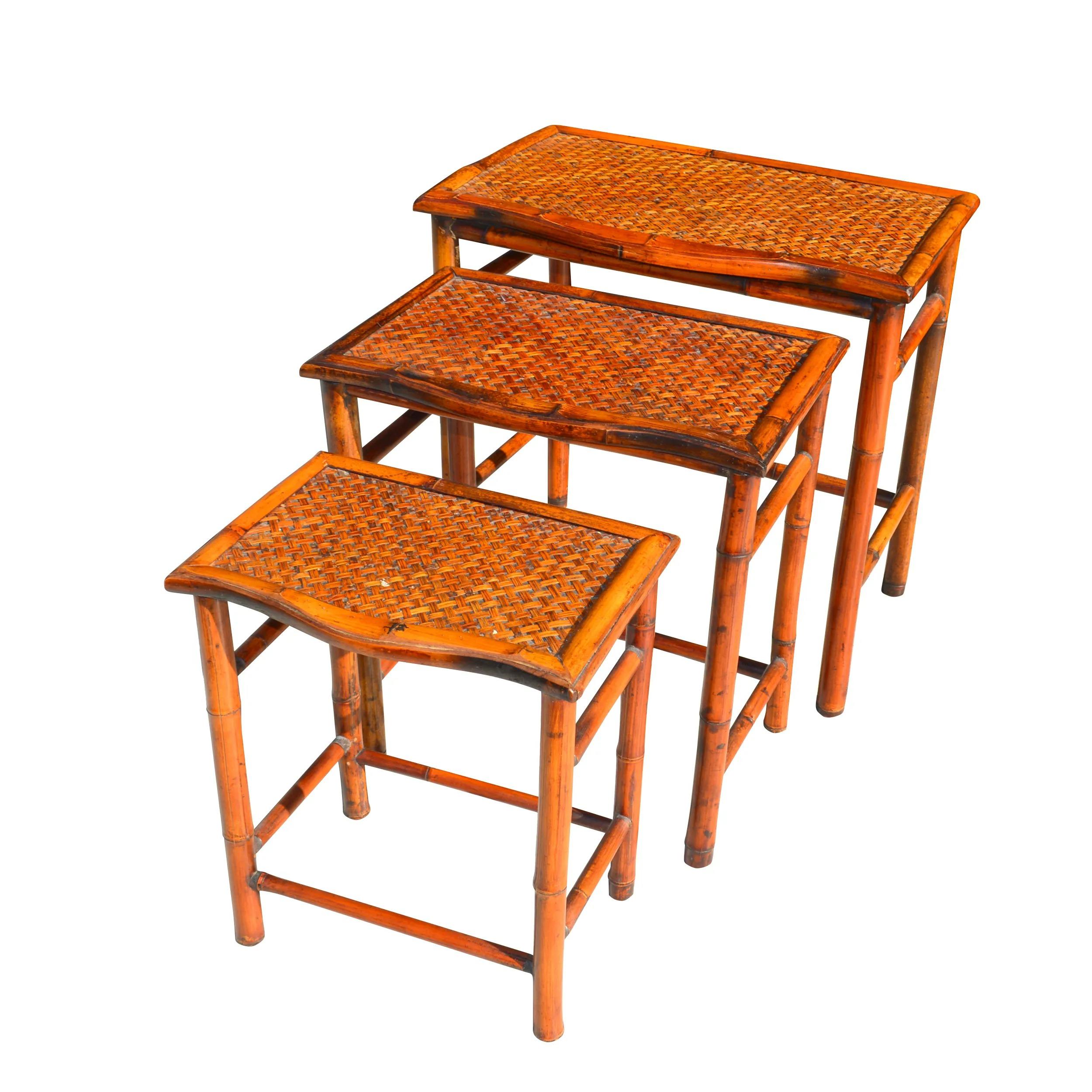 Milieu du XXe siècle Ensemble de 3 tables d'appoint gigognes en bambou et canne en vente
