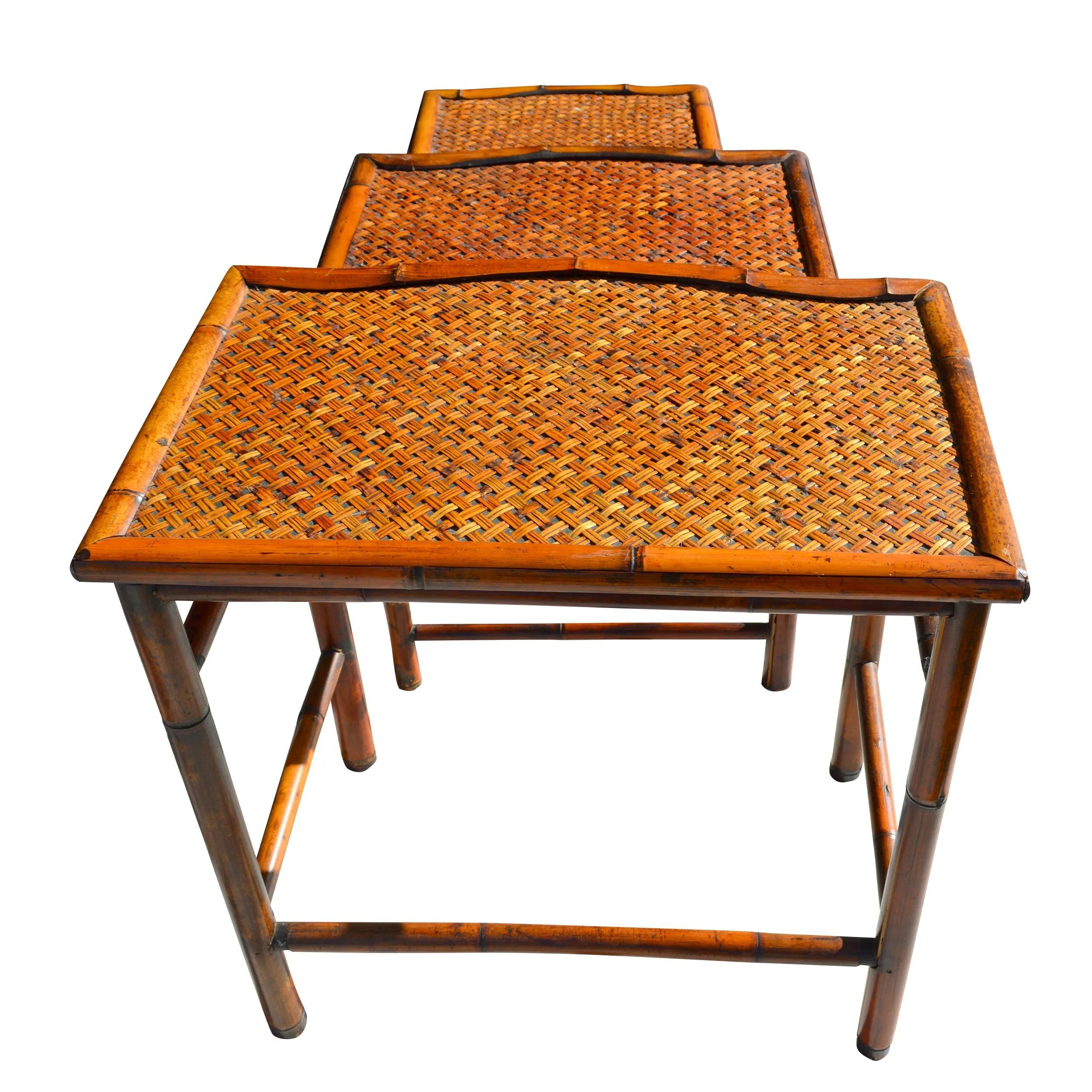 Bambou Ensemble de 3 tables d'appoint gigognes en bambou et canne en vente