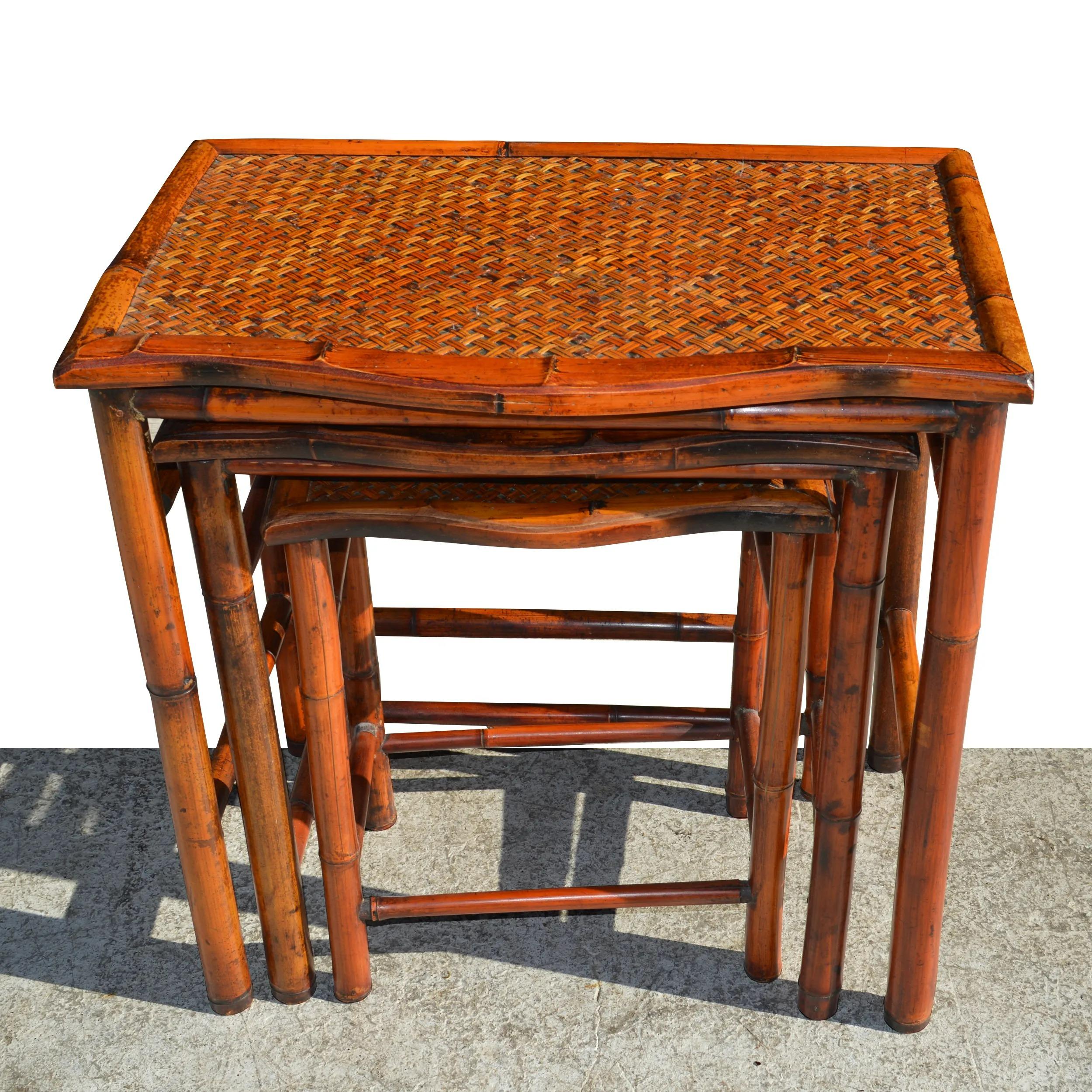 Ensemble de 3 tables d'appoint gigognes en bambou et canne en vente 1