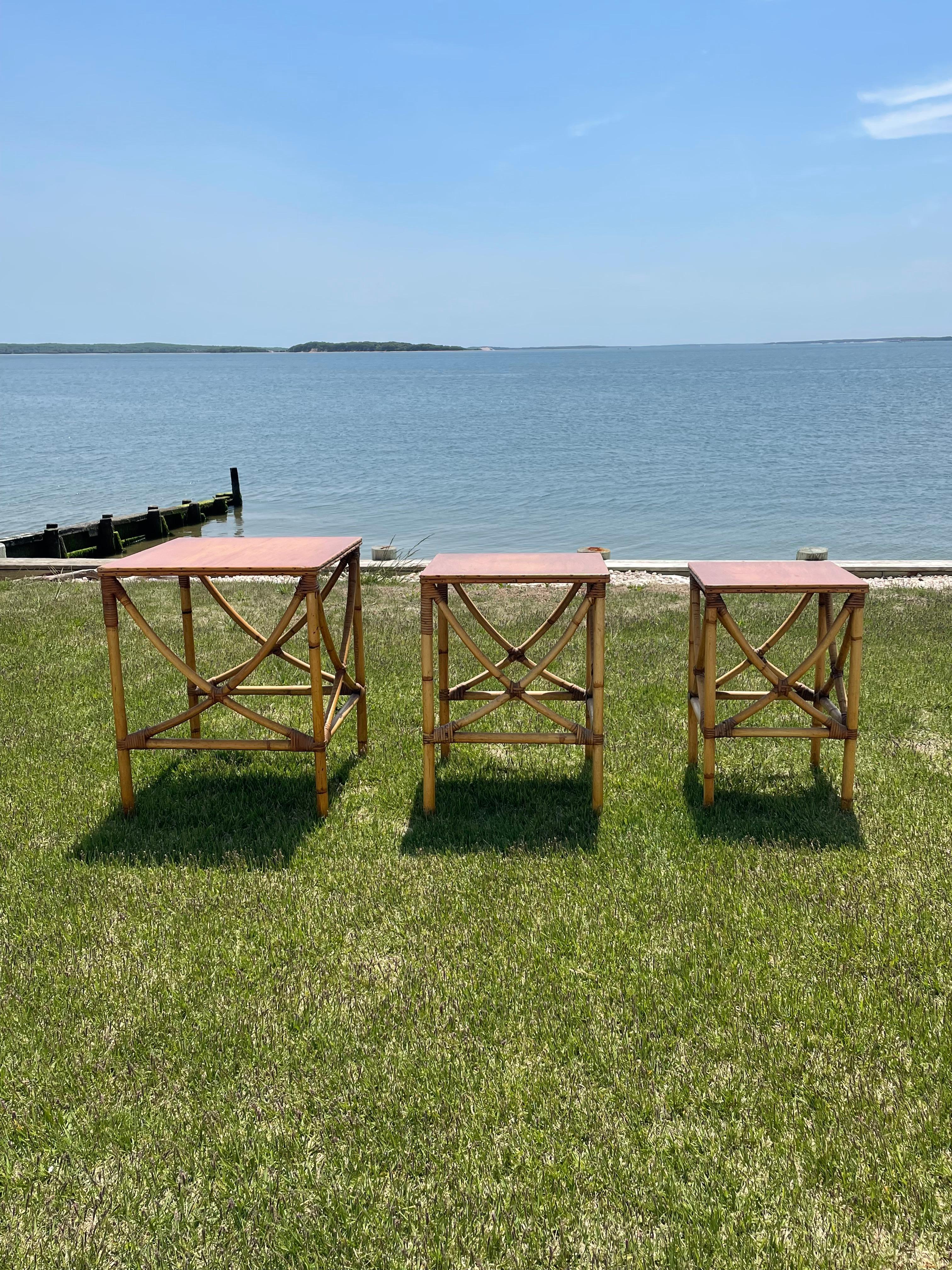 Ensemble de 3 tables gigognes ou empilables en bambou et rotin Bon état - En vente à New York, NY