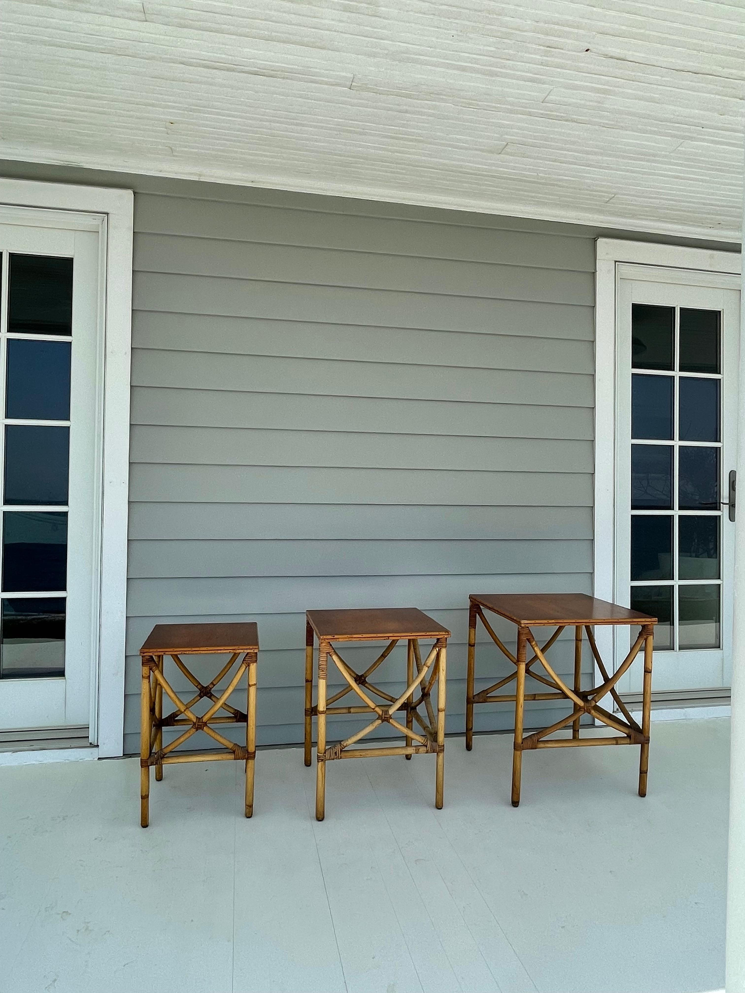 20ième siècle Ensemble de 3 tables gigognes ou empilables en bambou et rotin en vente