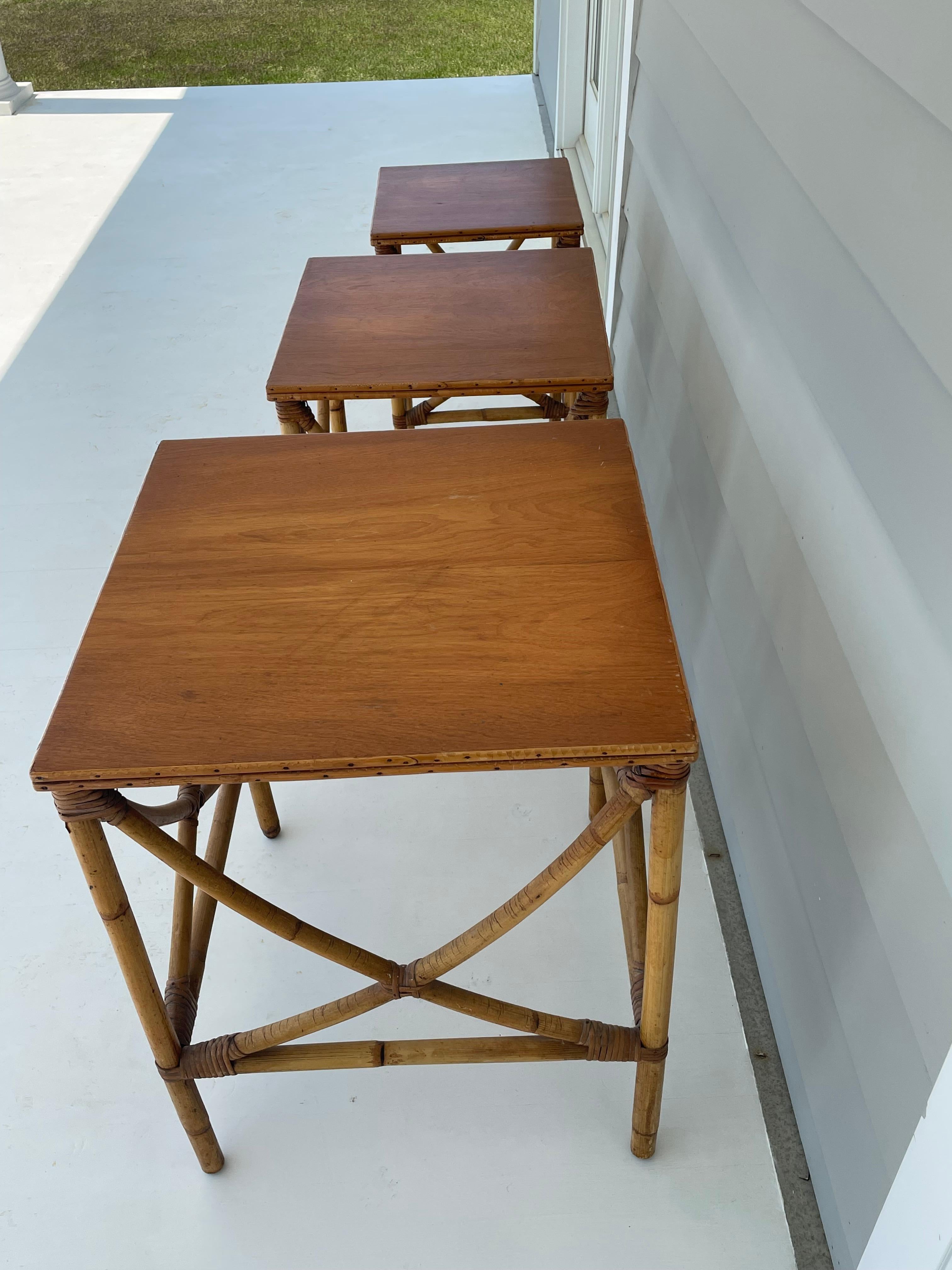 Bambou Ensemble de 3 tables gigognes ou empilables en bambou et rotin en vente