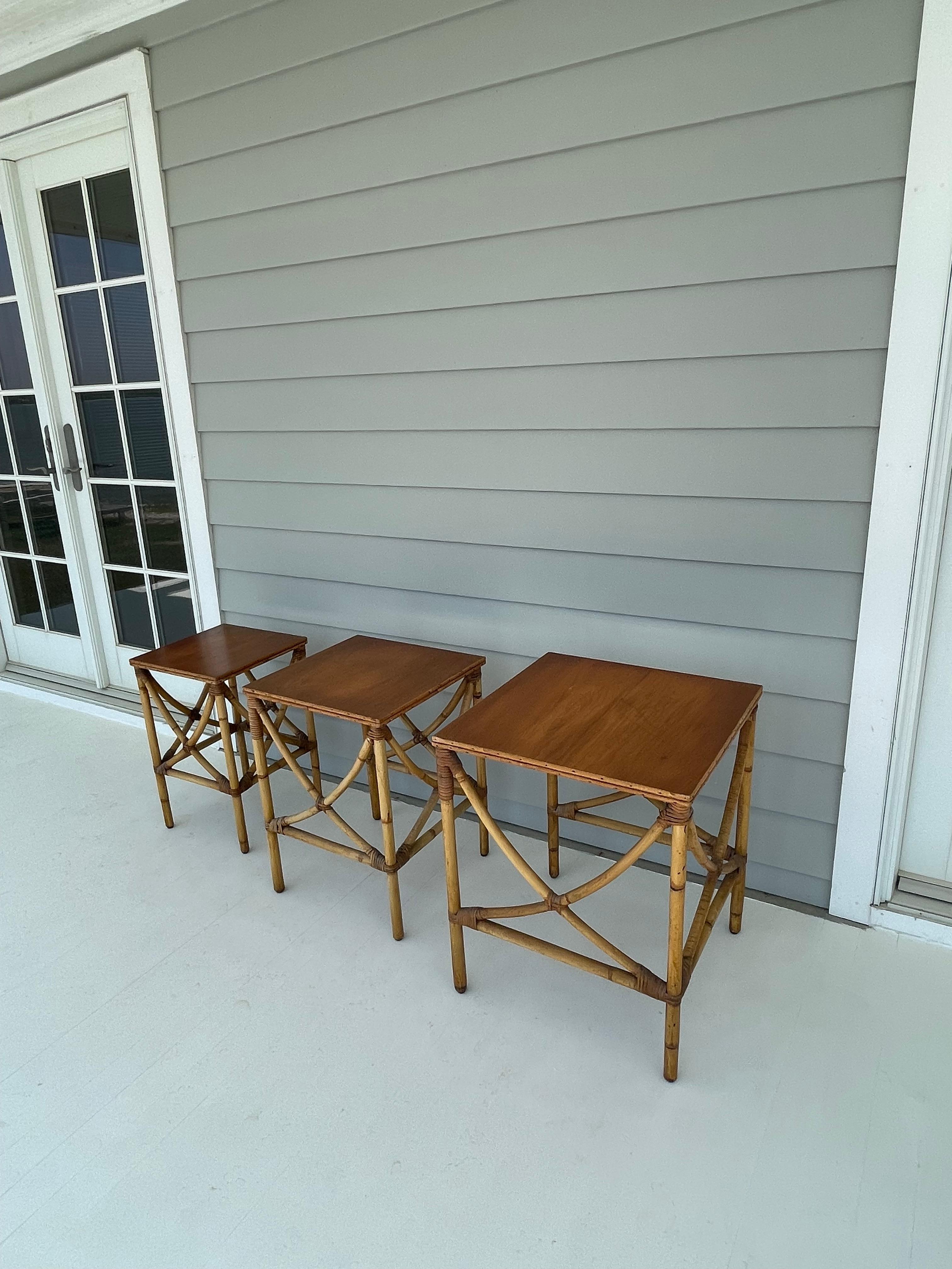 Ensemble de 3 tables gigognes ou empilables en bambou et rotin en vente 1