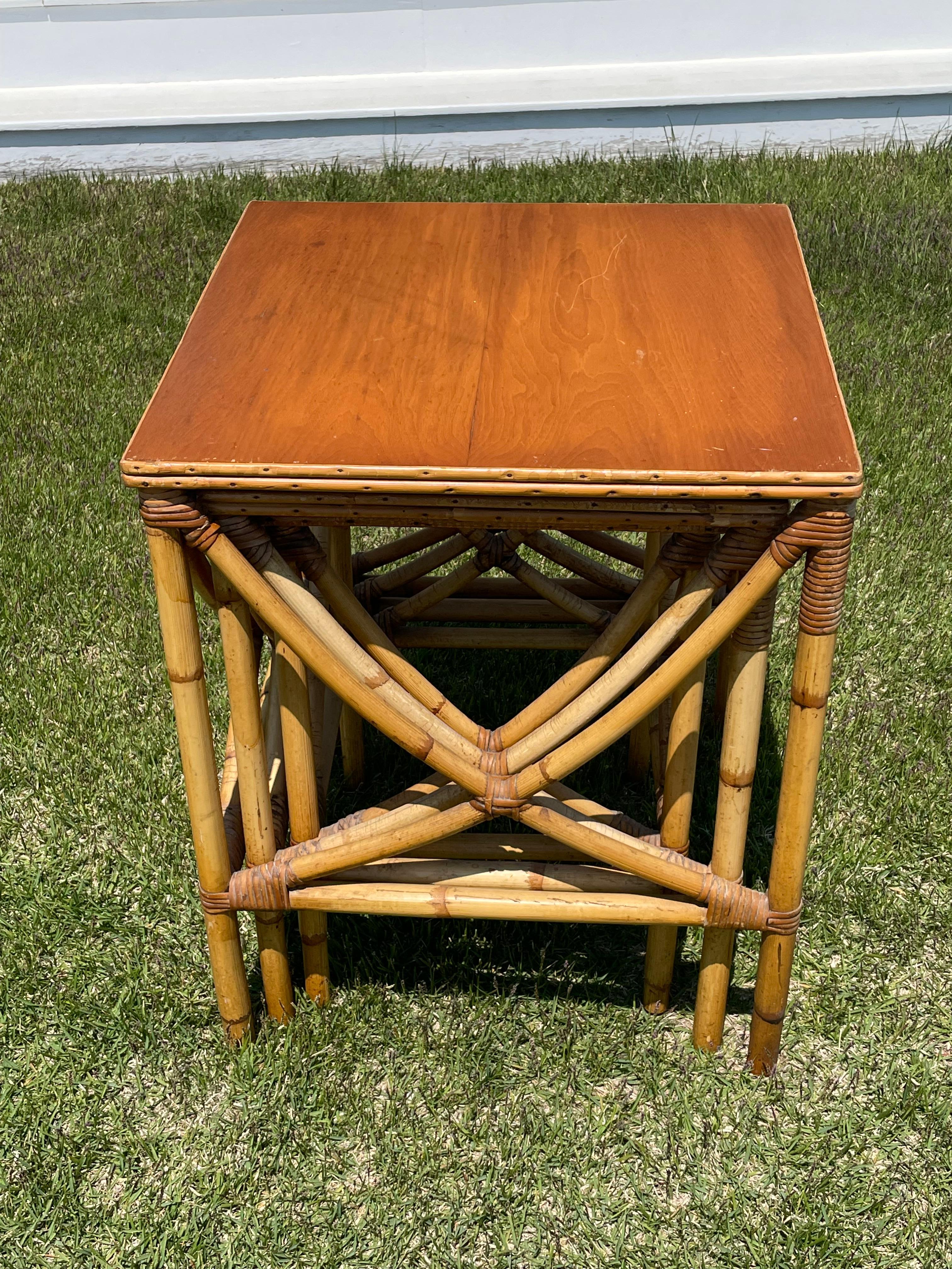 Ensemble de 3 tables gigognes ou empilables en bambou et rotin en vente 2