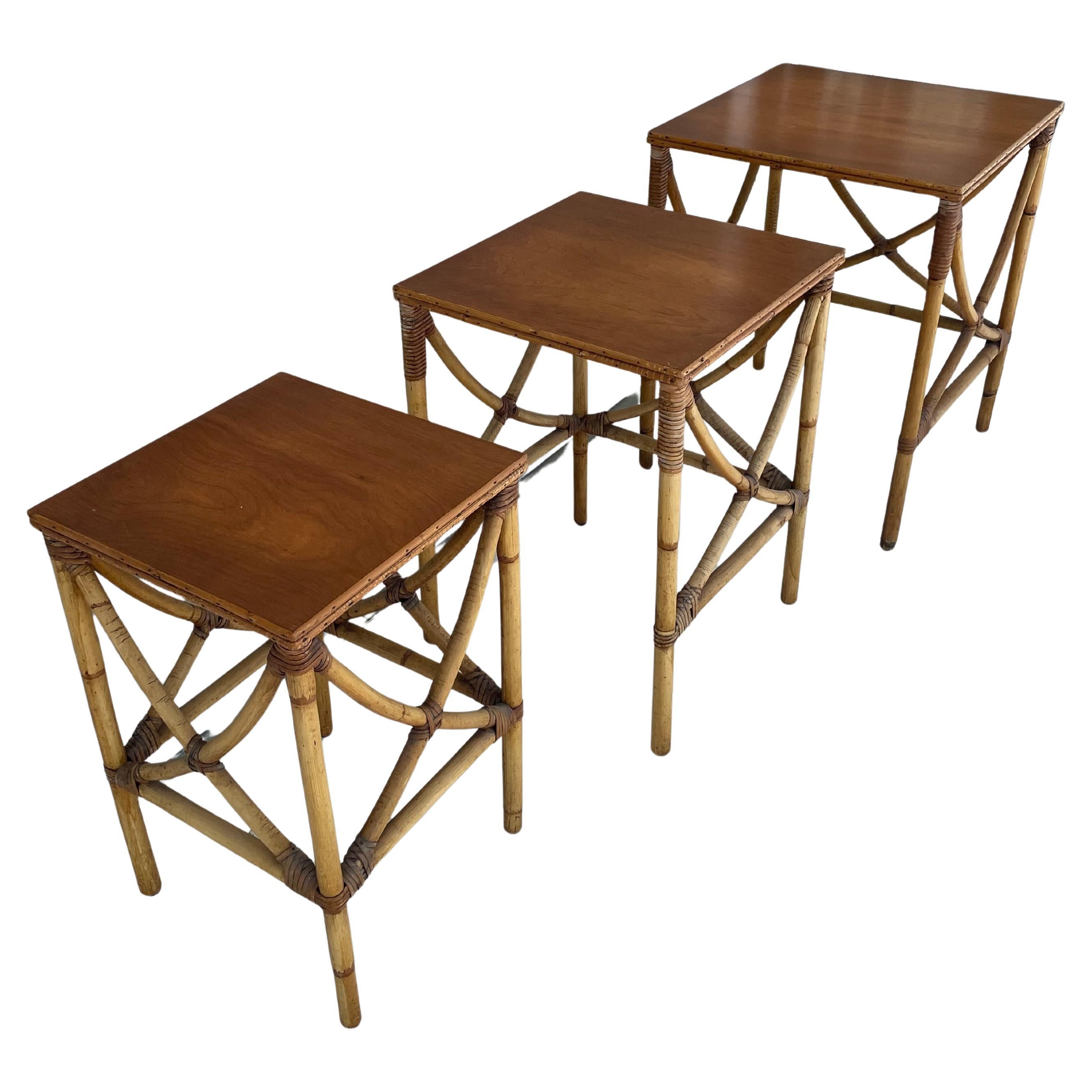 Ensemble de 3 tables gigognes ou empilables en bambou et rotin en vente