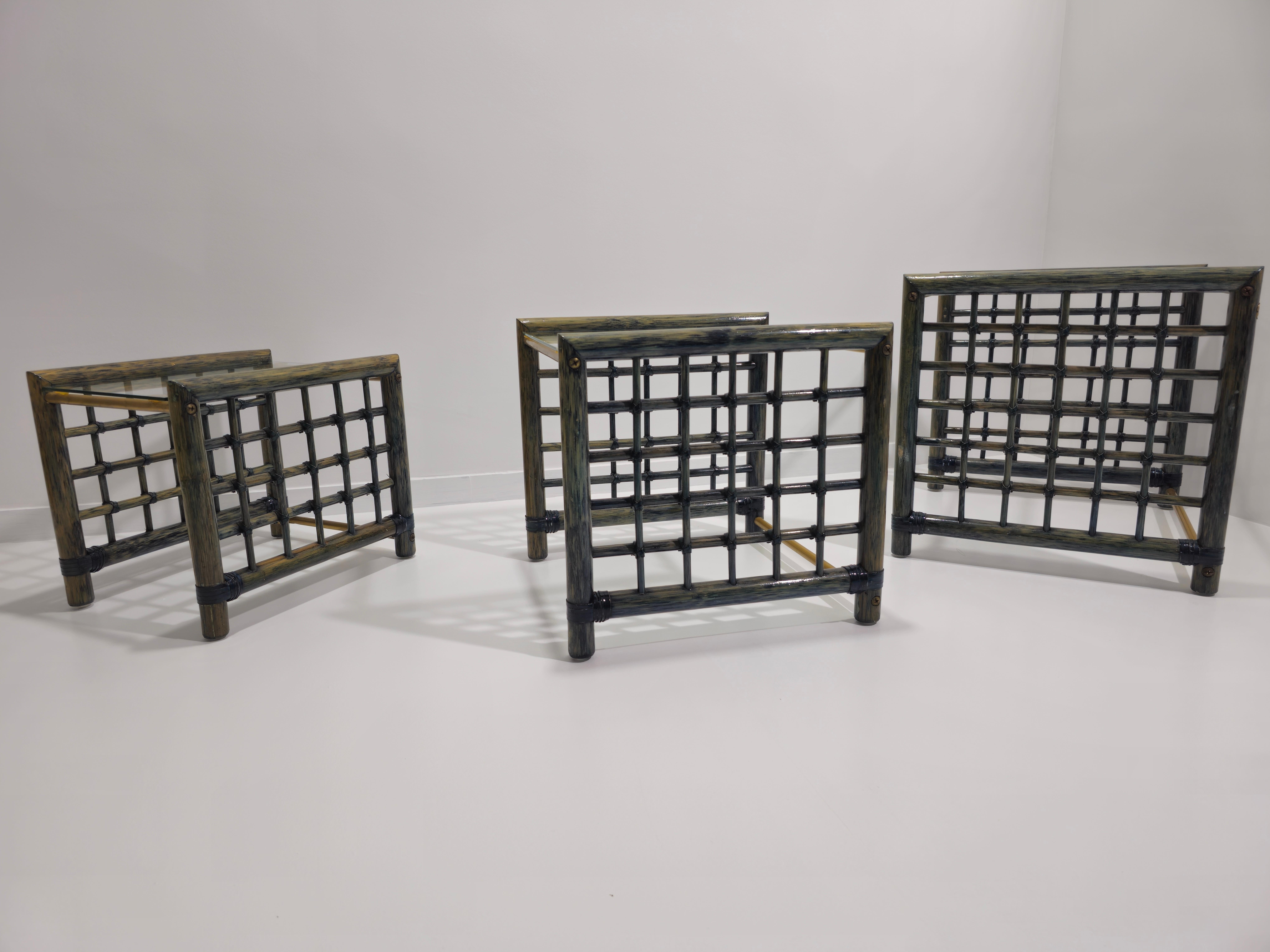 Mid-Century Modern Ensemble de 3 tables gigognes en bambou avec plateau en verre Italie mi-siècle moderne 1970 en vente