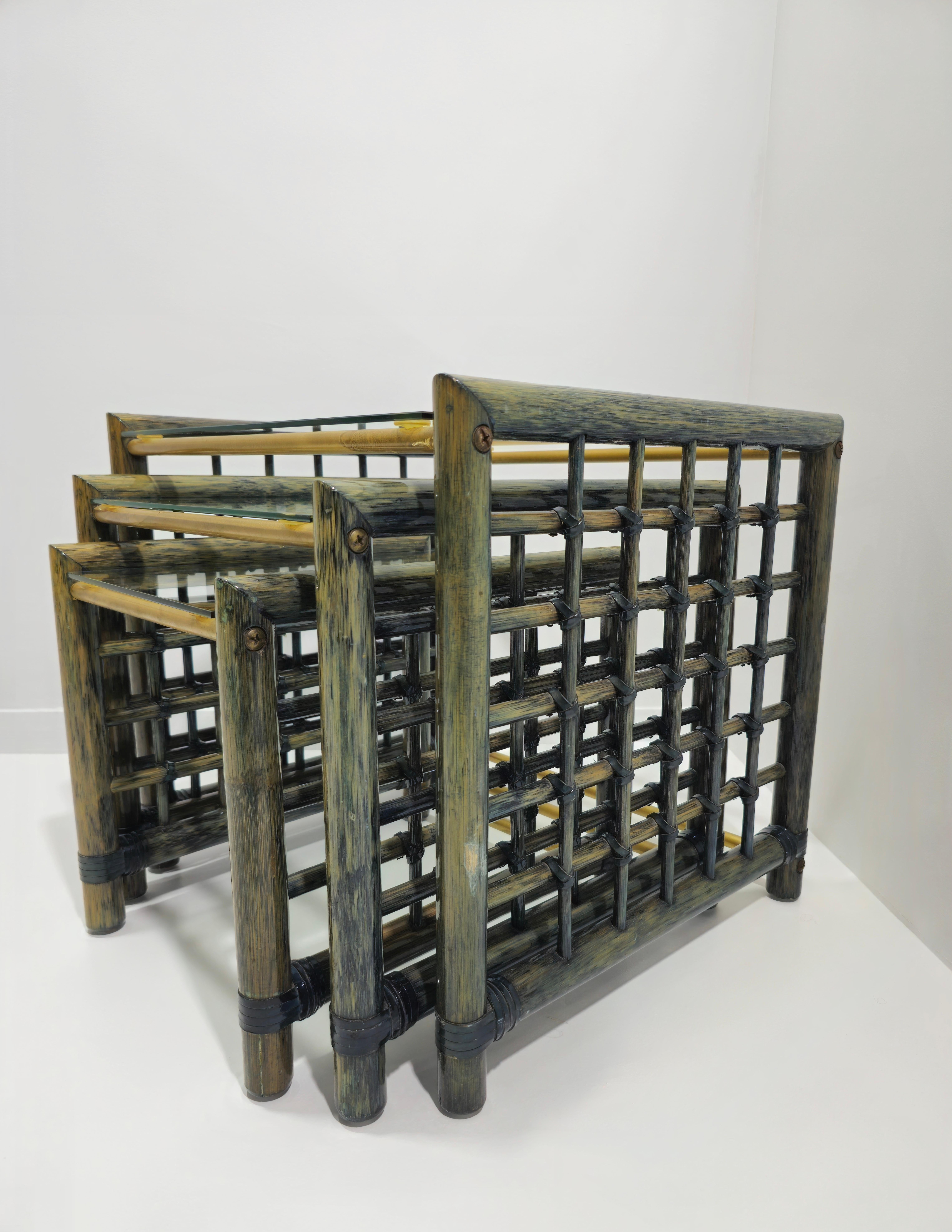 Ensemble de 3 tables gigognes en bambou avec plateau en verre Italie mi-siècle moderne 1970 Excellent état - En vente à Palermo, IT