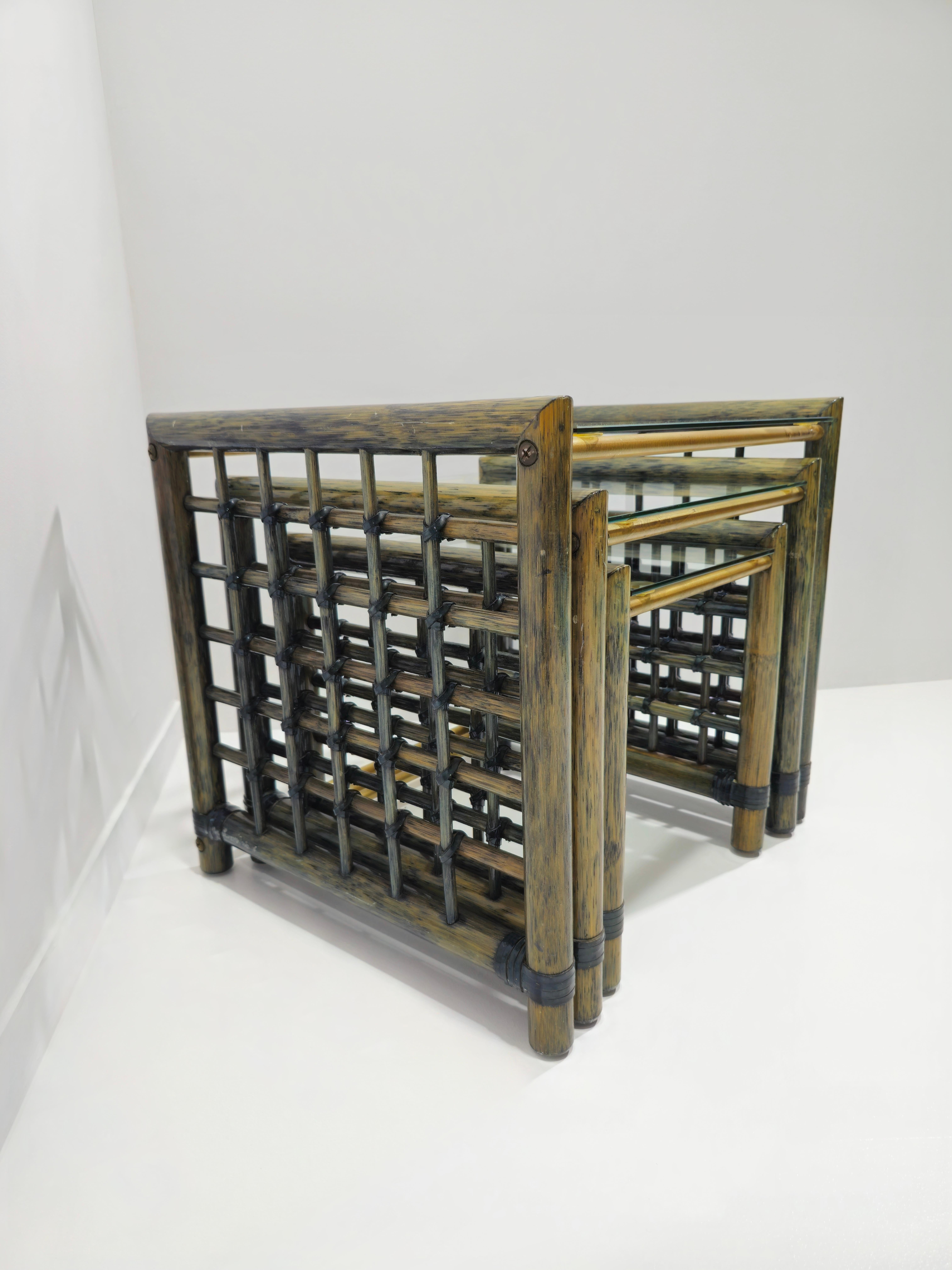 20ième siècle Ensemble de 3 tables gigognes en bambou avec plateau en verre Italie mi-siècle moderne 1970 en vente