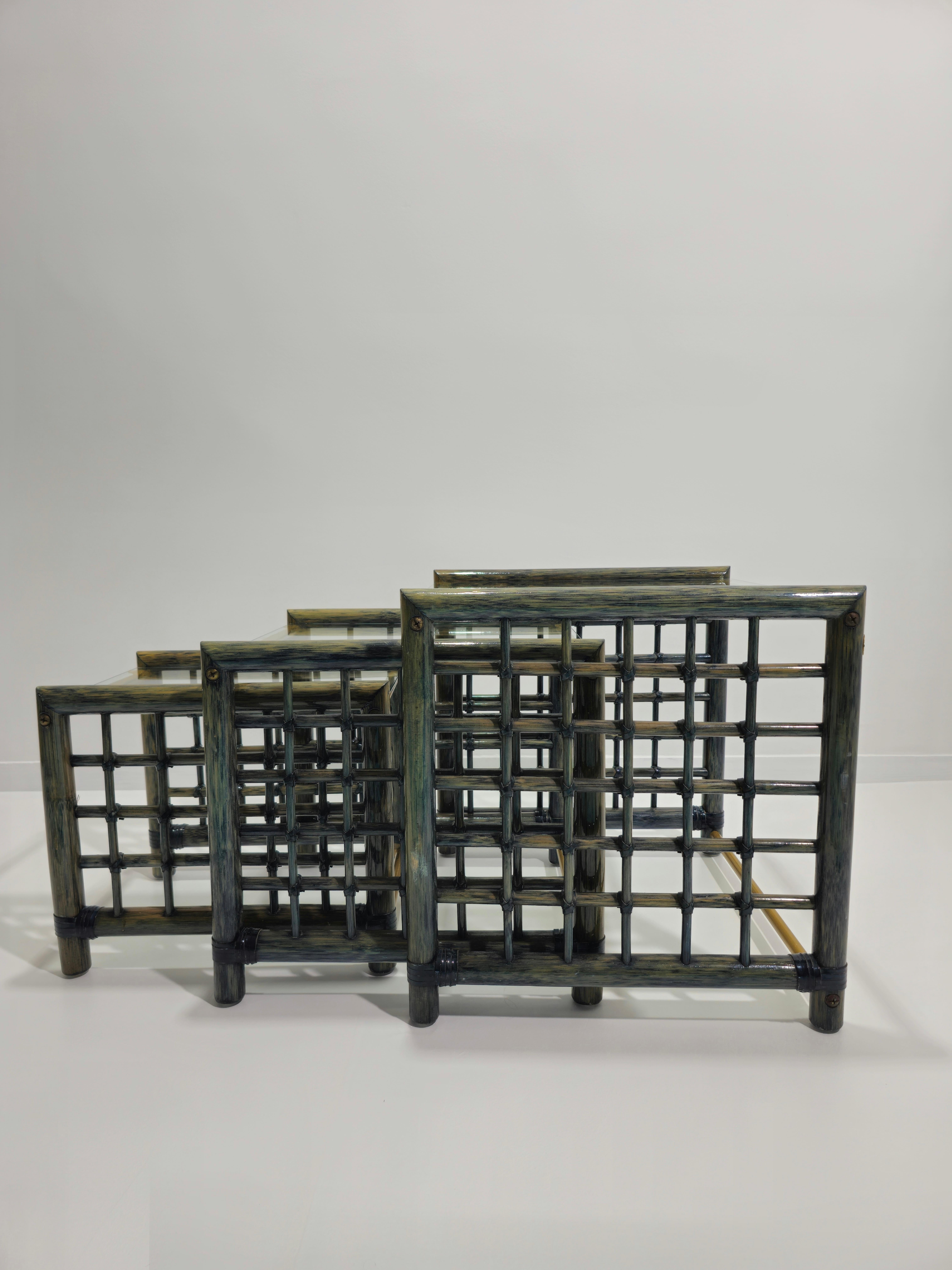 Métal Ensemble de 3 tables gigognes en bambou avec plateau en verre Italie mi-siècle moderne 1970 en vente