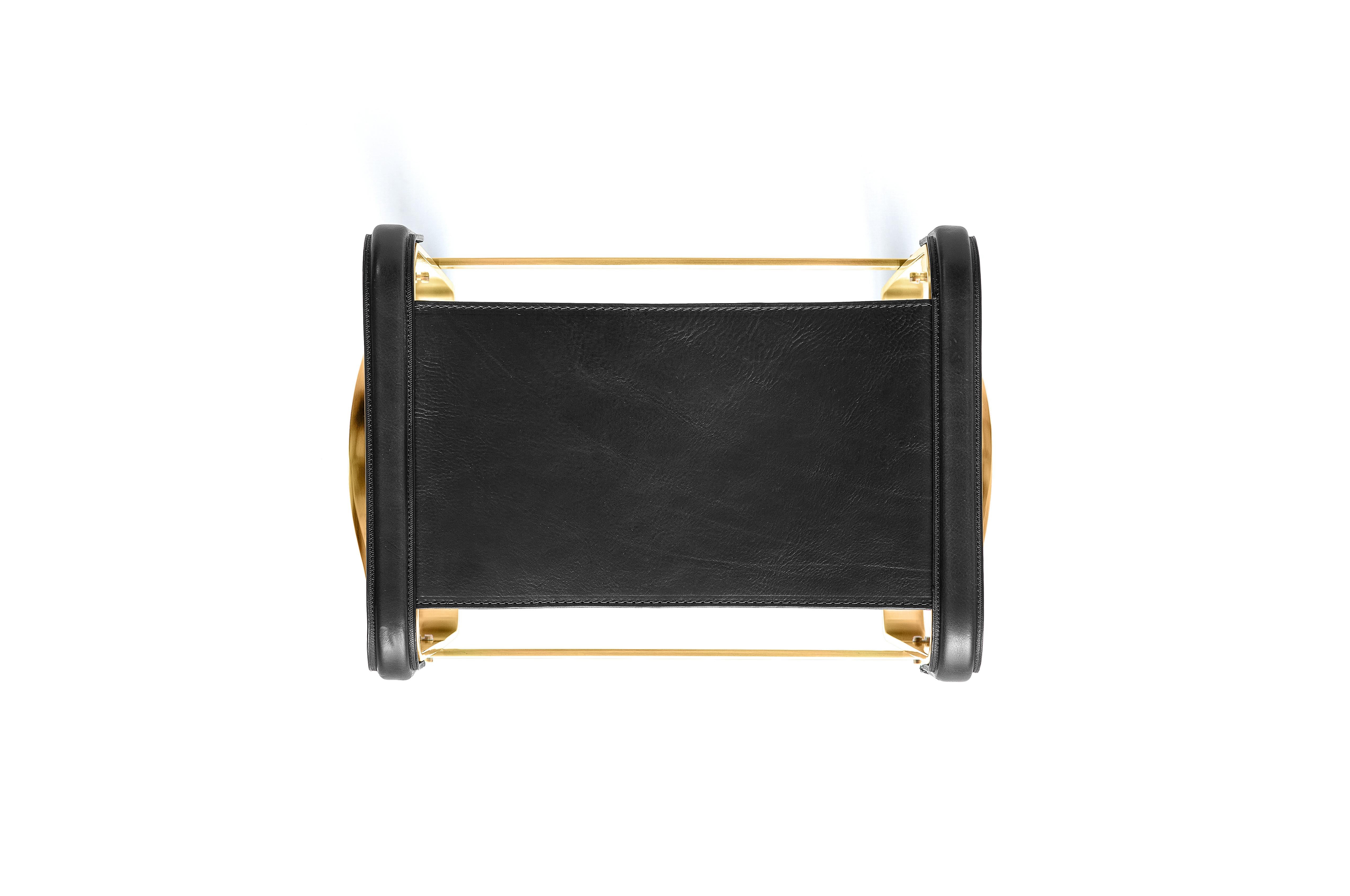 Teinture végétale Lot de 3 tabourets de bar contemporains en métal laiton vieilli et cuir noir en vente