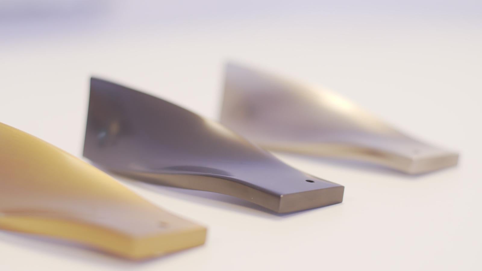 Set di 3 sgabelli scultorei contemporanei in metallo ottone invecchiato e pelle nera in vendita 1