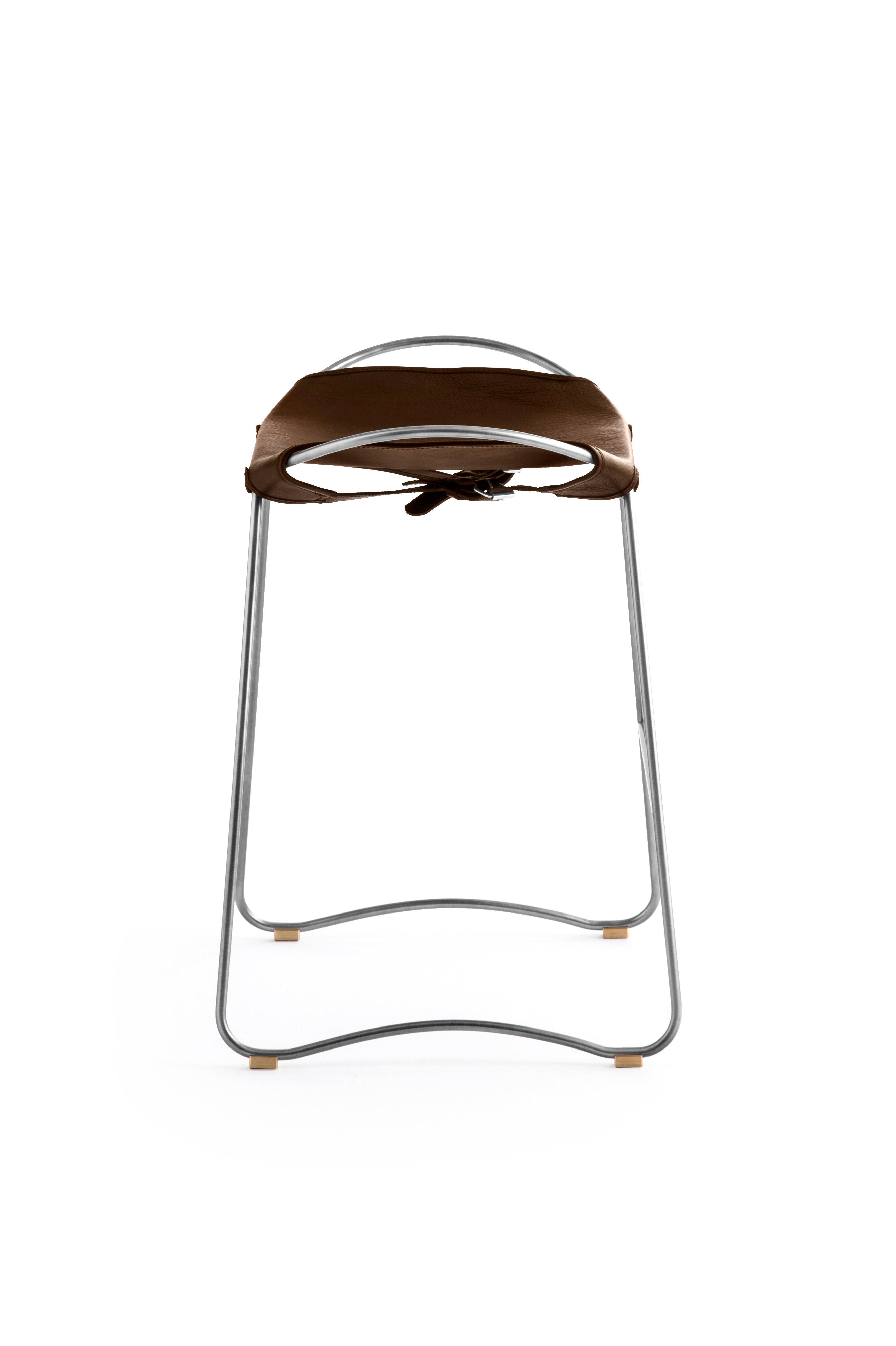 Moderno Set di 3 sgabelli da bar organici contemporanei in metallo argento vecchio e pelle marrone scuro in vendita