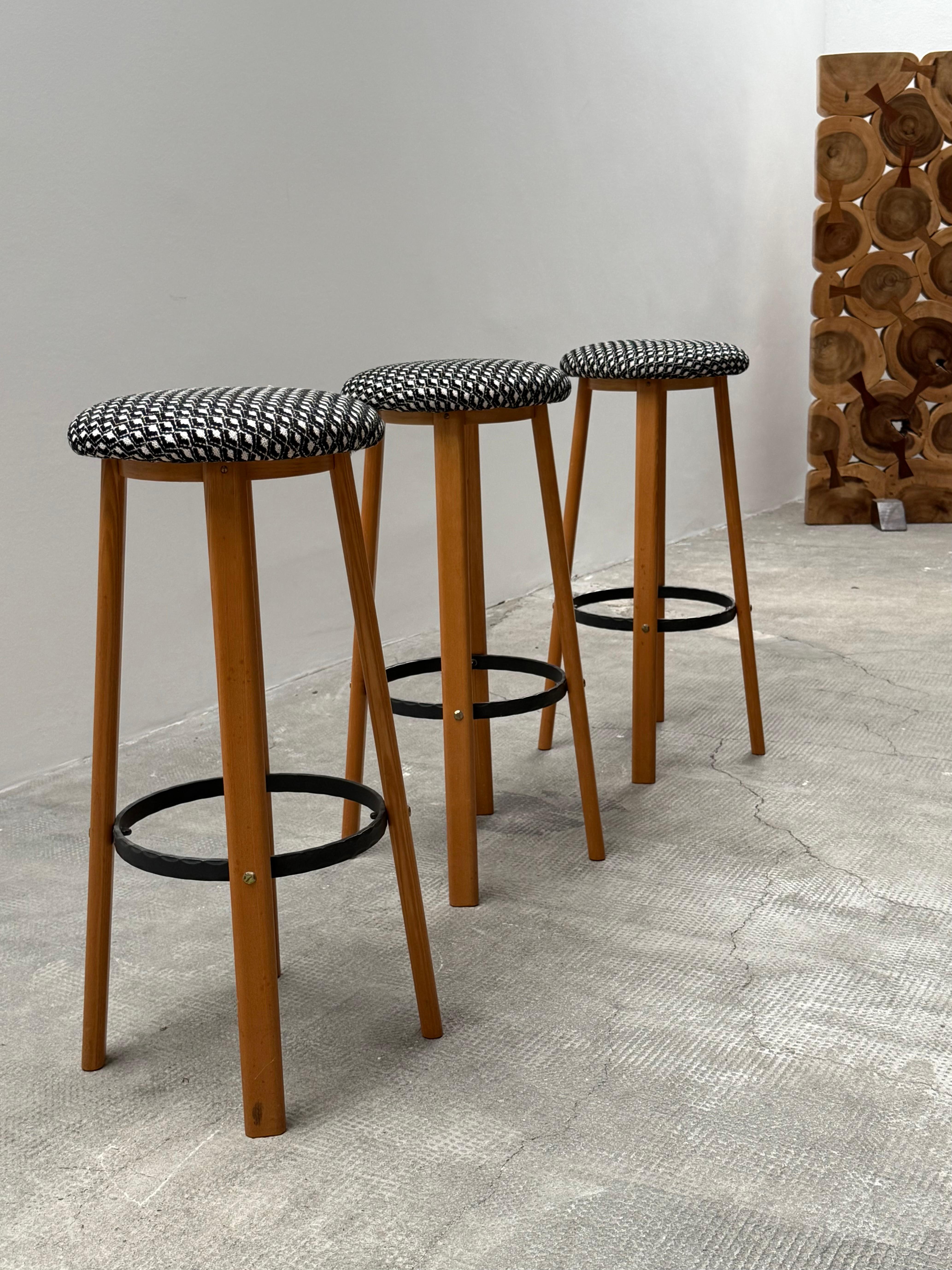 Fine XX secolo 3er Set wunderschöner Barhocker Esche Holz Schmiedeeisen Stoff, 1970er Jahre in vendita