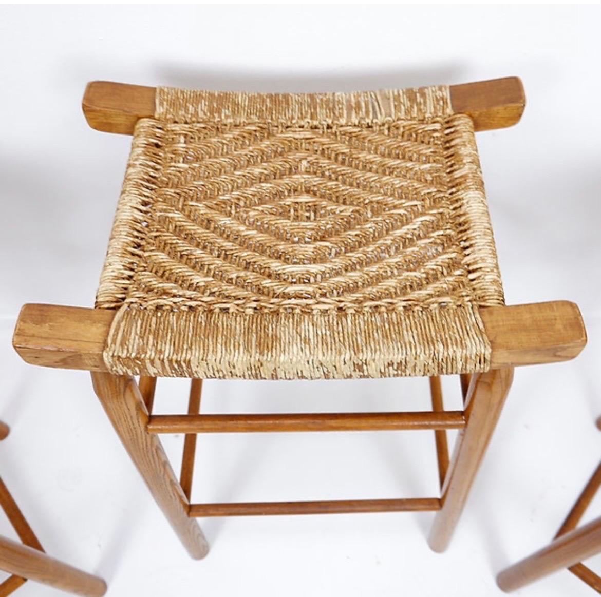 Juego de 3 taburetes de bar en Roble y asiento tejido Rush finales del siglo XX en venta