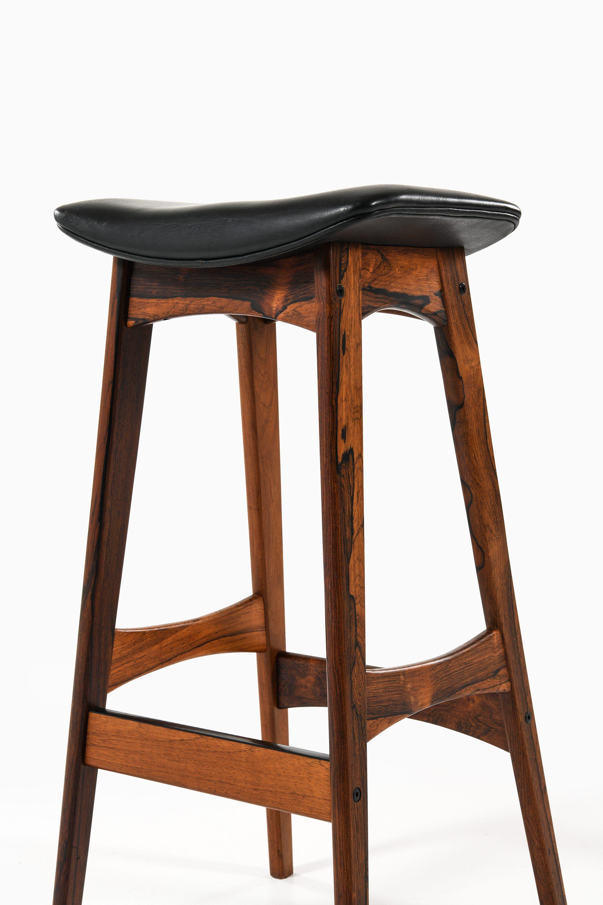 Set of 3 Bar Stools in Rosewood and Black Original Leather by Johannes Andersen, 1961

Additional Information:
Material: Rosewood and black original leather
Style: Mid century, Scandinavian
Produced by Brdr. Andersens Møbelfabrik A/S
Dimensions (W x