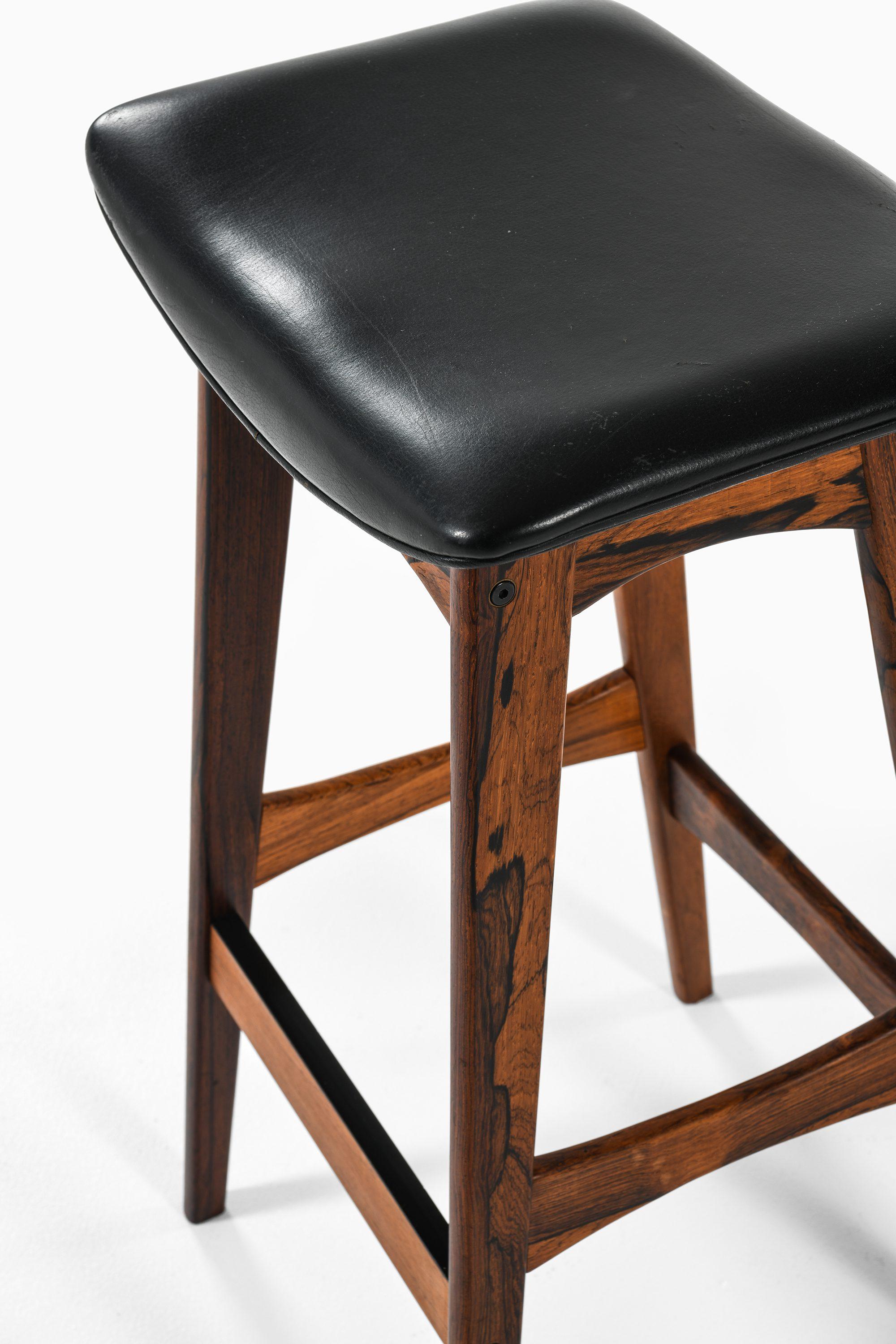 Scandinavian Modern Set of 3 Bar Stools in Rosewood and Black Leather by Johannes Andersen, 1961 For Sale