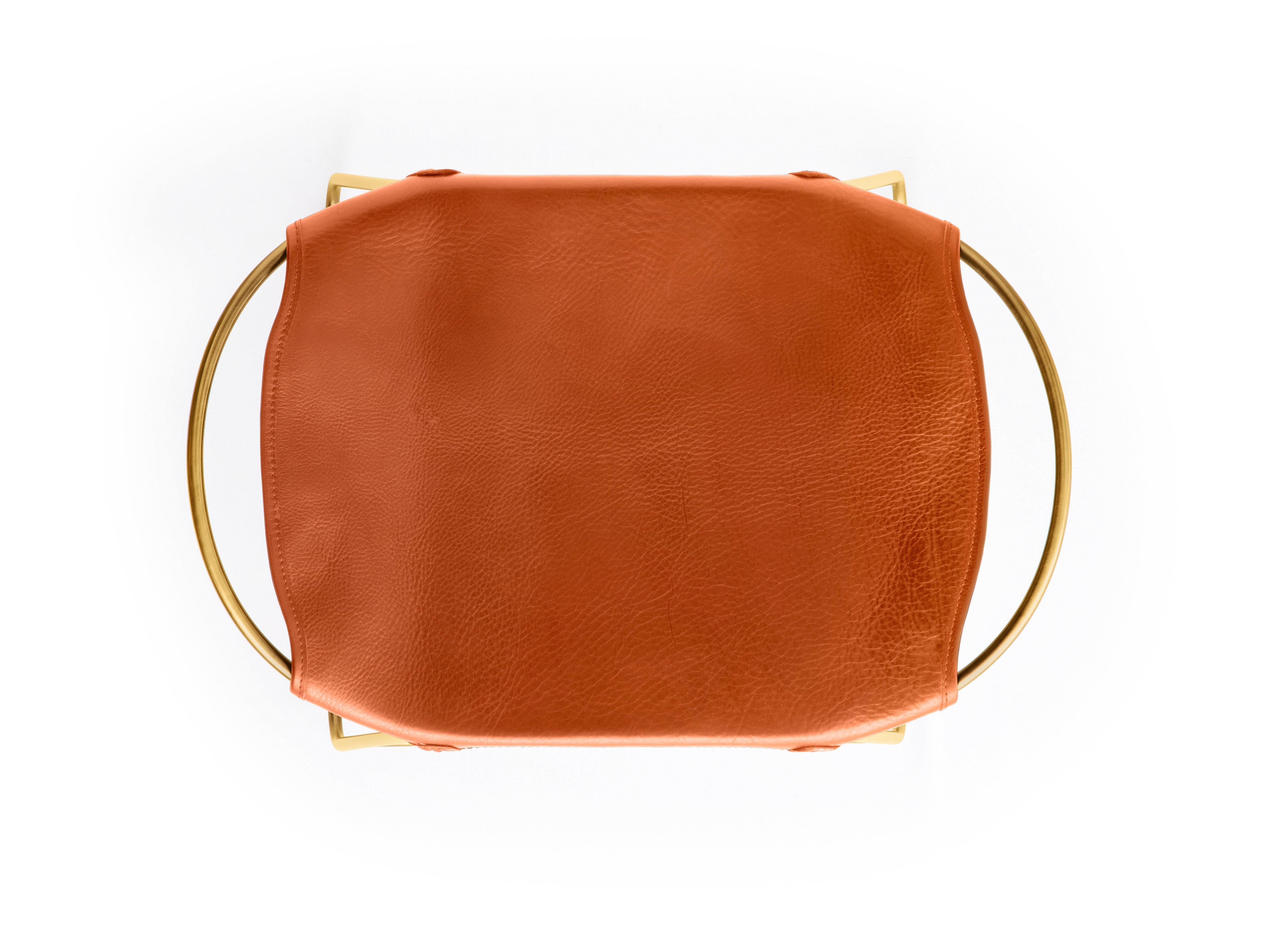 El taburete de bar contemporáneo Hug está diseñado y concebido con una estética ligera, la ligera oscilación de la varilla de acero de 12 mm se complementa con la flexibilidad de la doble piel de 3,5 mm de grosor. Al sentarte en este mueble sientes