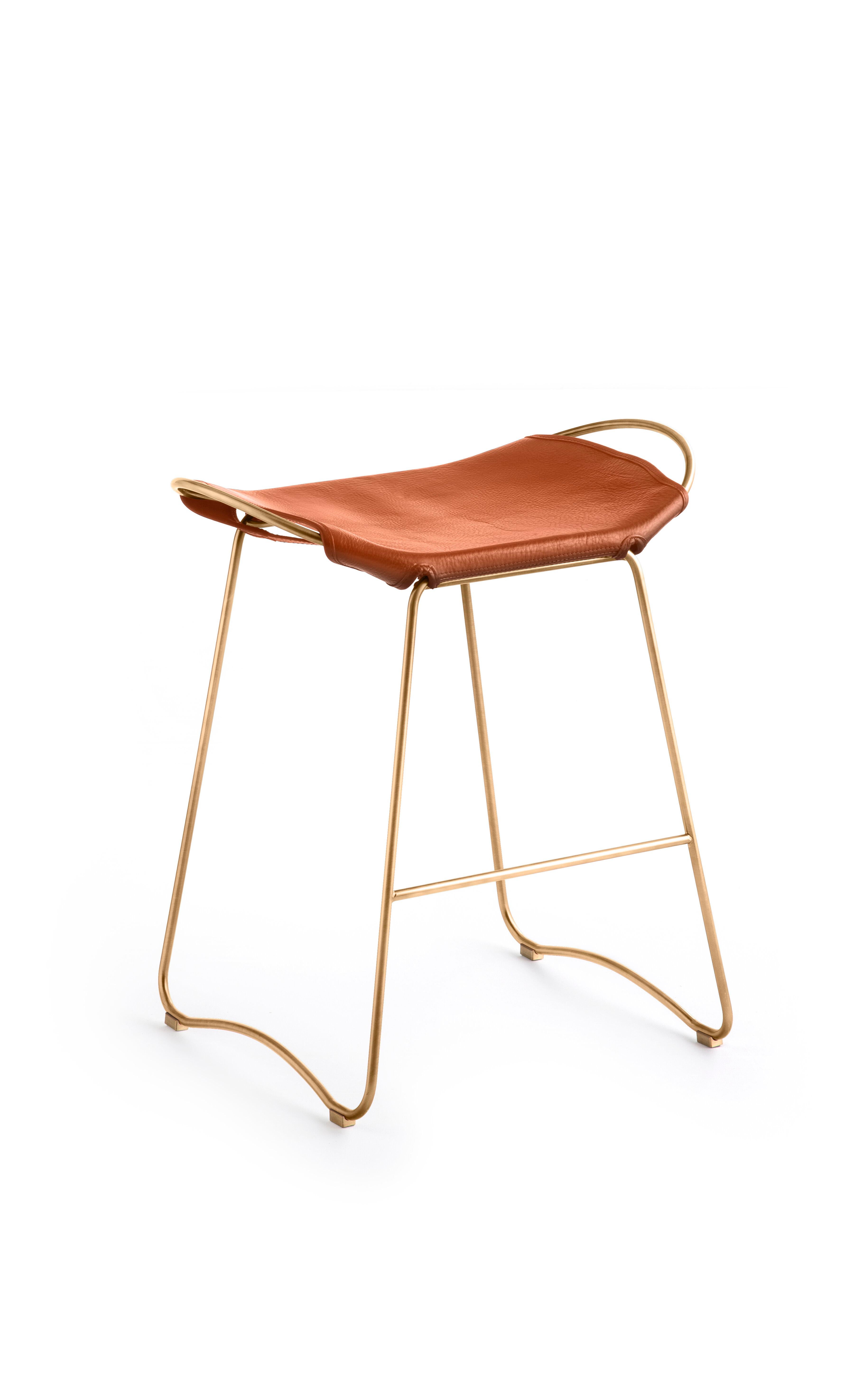 Set de 3 Taburetes de Bar Contemporáneos Metal Latón y Piel Natural Tan Tabaco Español en venta