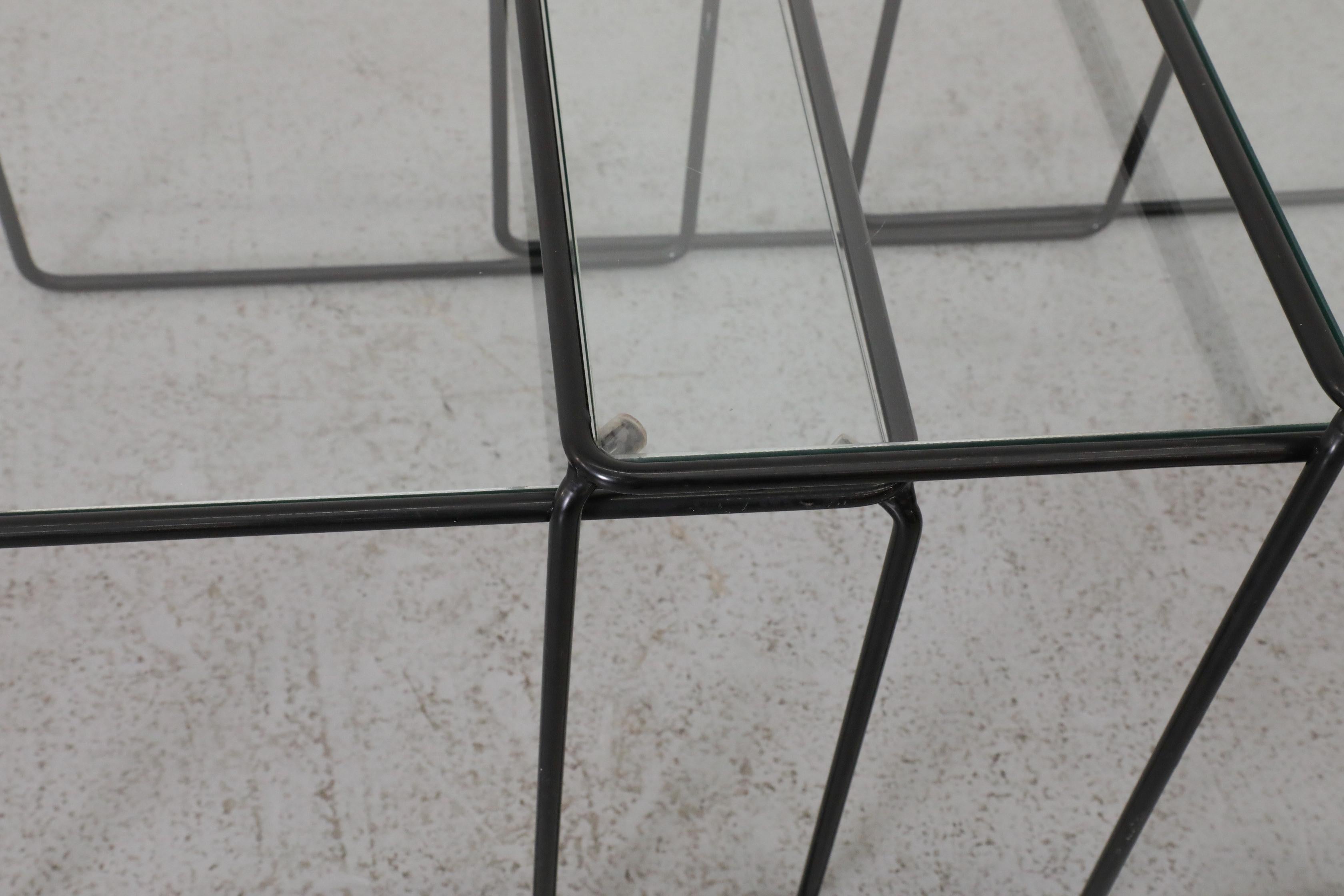 Juego de 3 Mesas Nido Minimalistas Estilo Bauhaus/Breuer con Alambre y Cristal Negros en venta 2