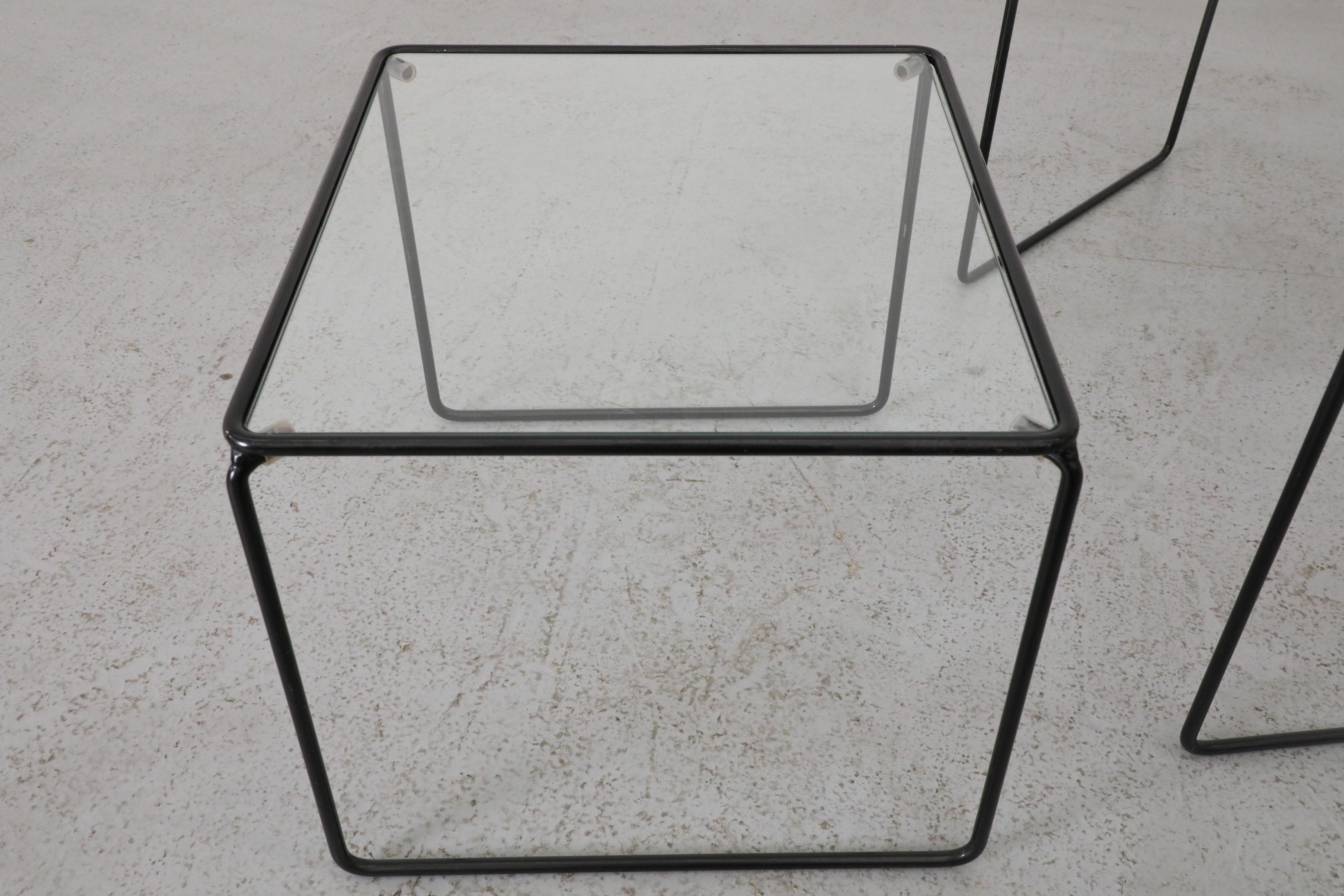 Juego de 3 Mesas Nido Minimalistas Estilo Bauhaus/Breuer con Alambre y Cristal Negros en venta 5
