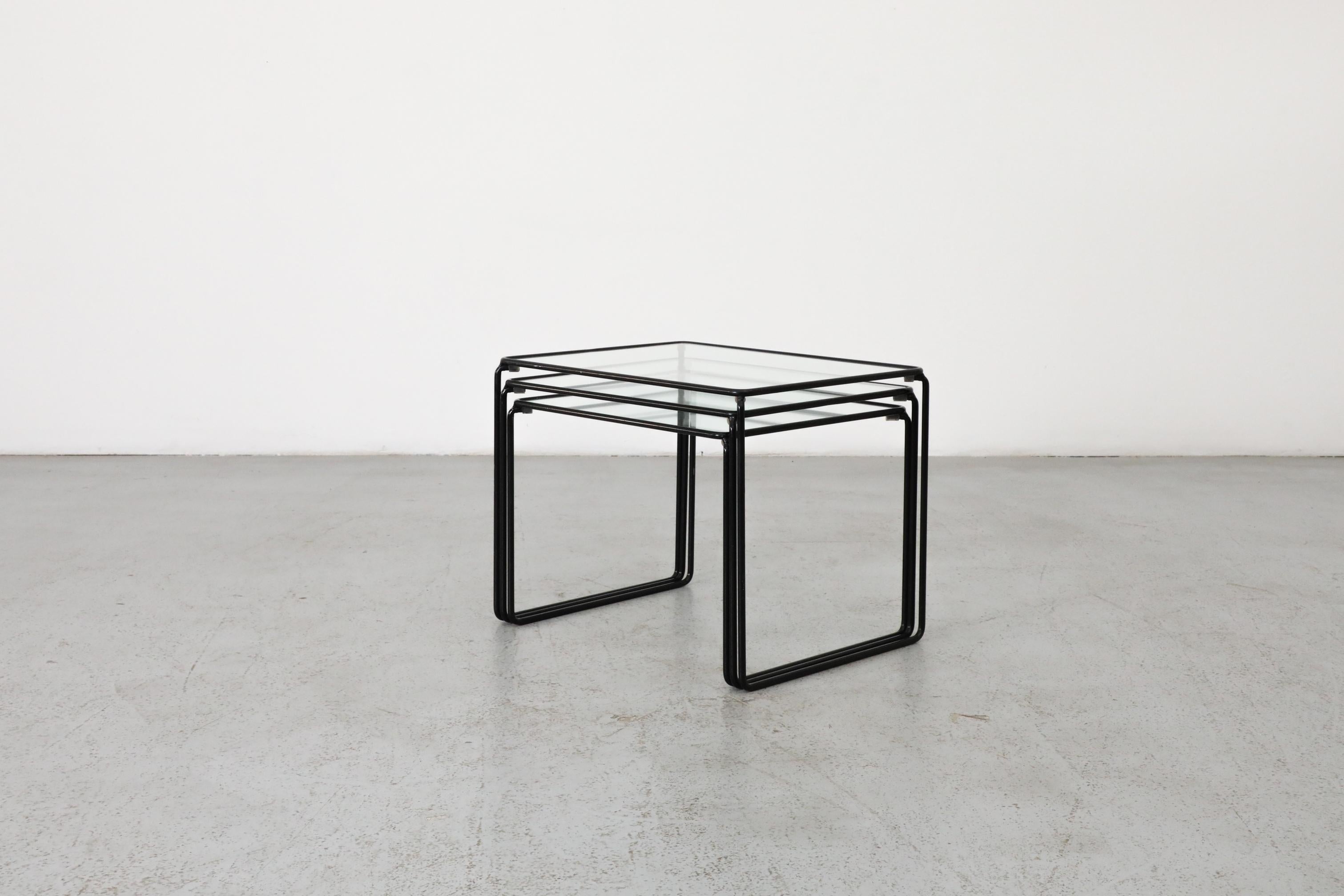 Juego de 3 Mesas Nido Minimalistas Estilo Bauhaus/Breuer con Alambre y Cristal Negros Moderno de mediados de siglo en venta