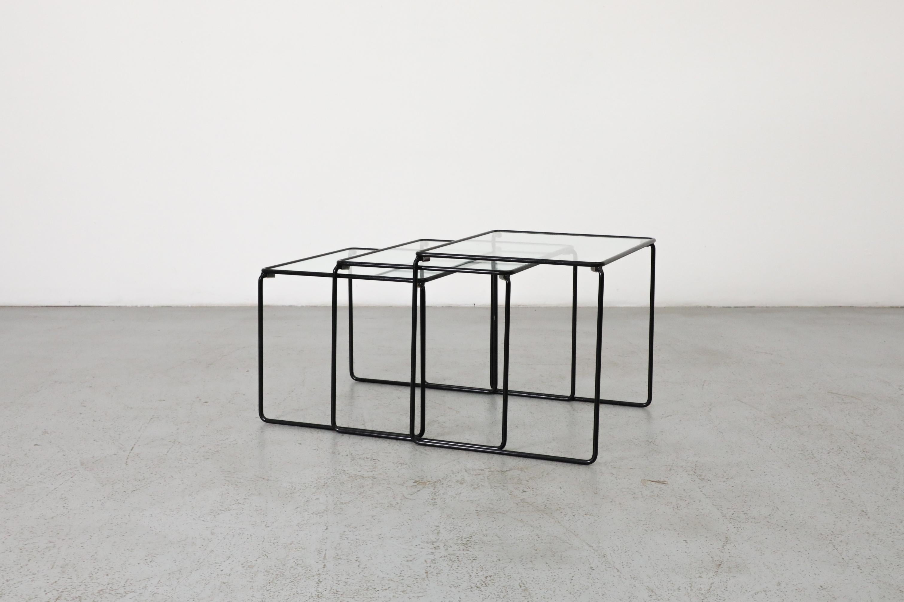 Juego de 3 Mesas Nido Minimalistas Estilo Bauhaus/Breuer con Alambre y Cristal Negros mediados del siglo XX en venta