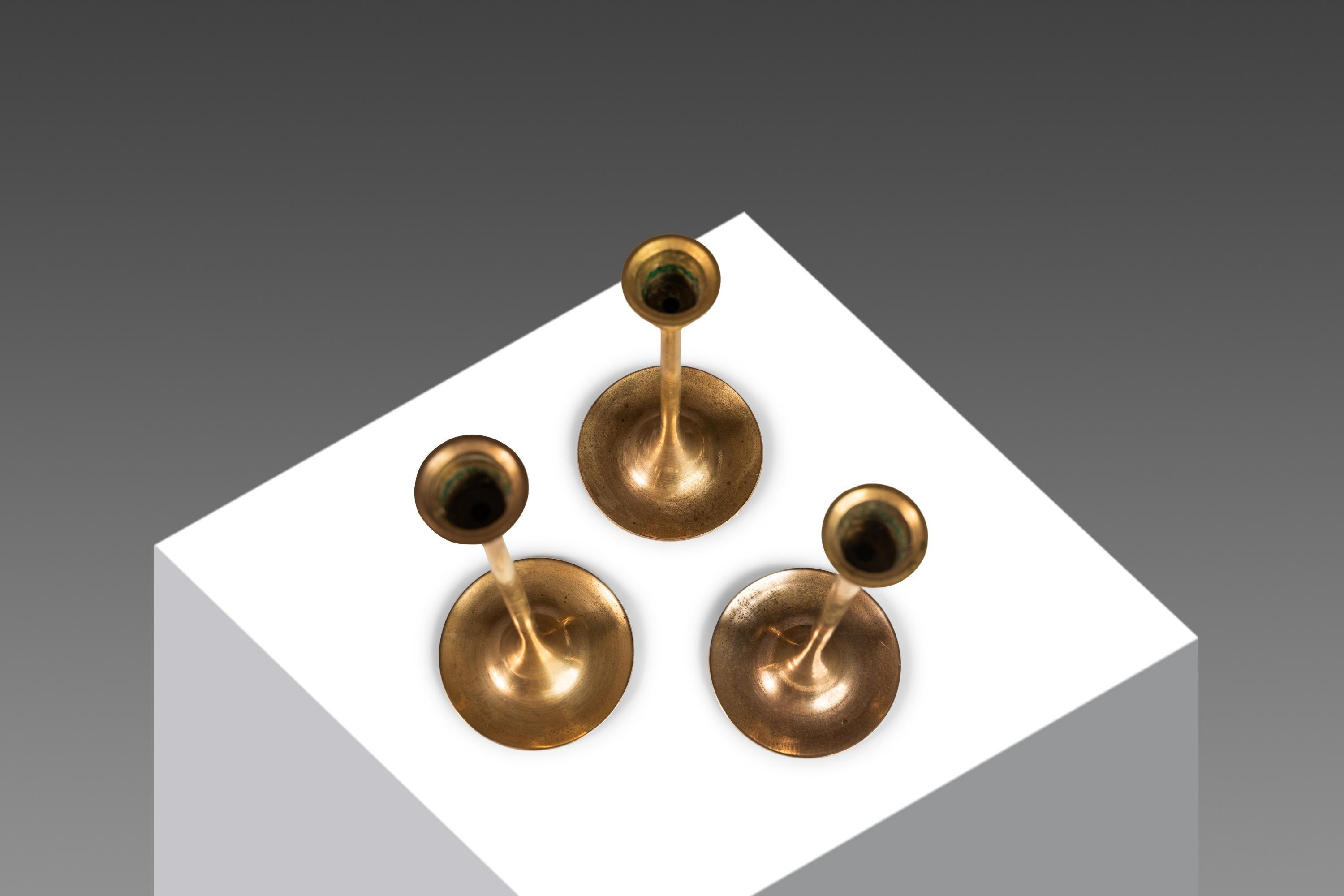 Mid-Century Modern Set of 3 Bauhaus Graduated Brass Tulip-Shaped Candlestick Holders, USA, c. 1960s For Sale