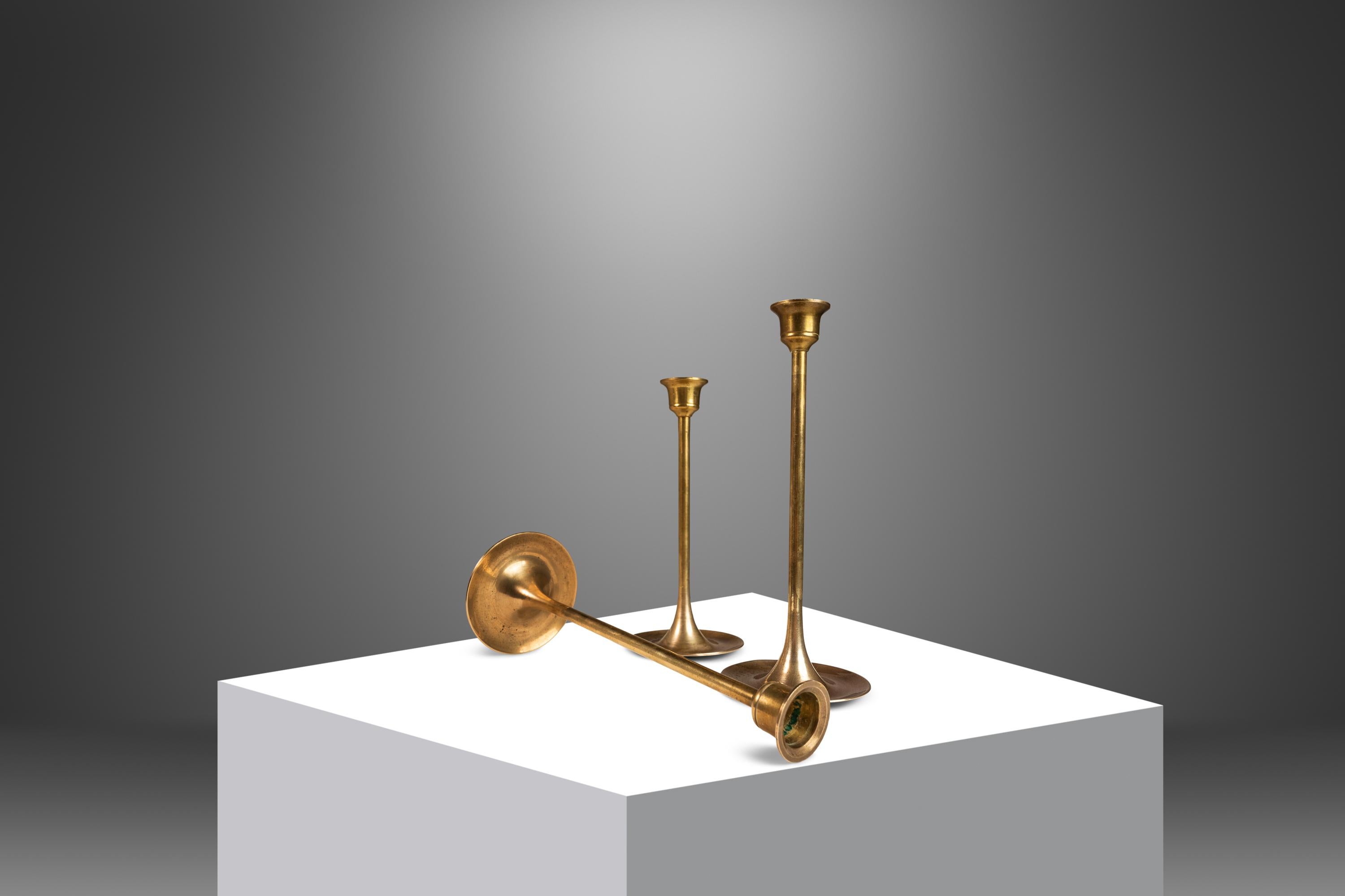 American Set of 3 Bauhaus Graduated Brass Tulip-Shaped Candlestick Holders, USA, c. 1960s For Sale