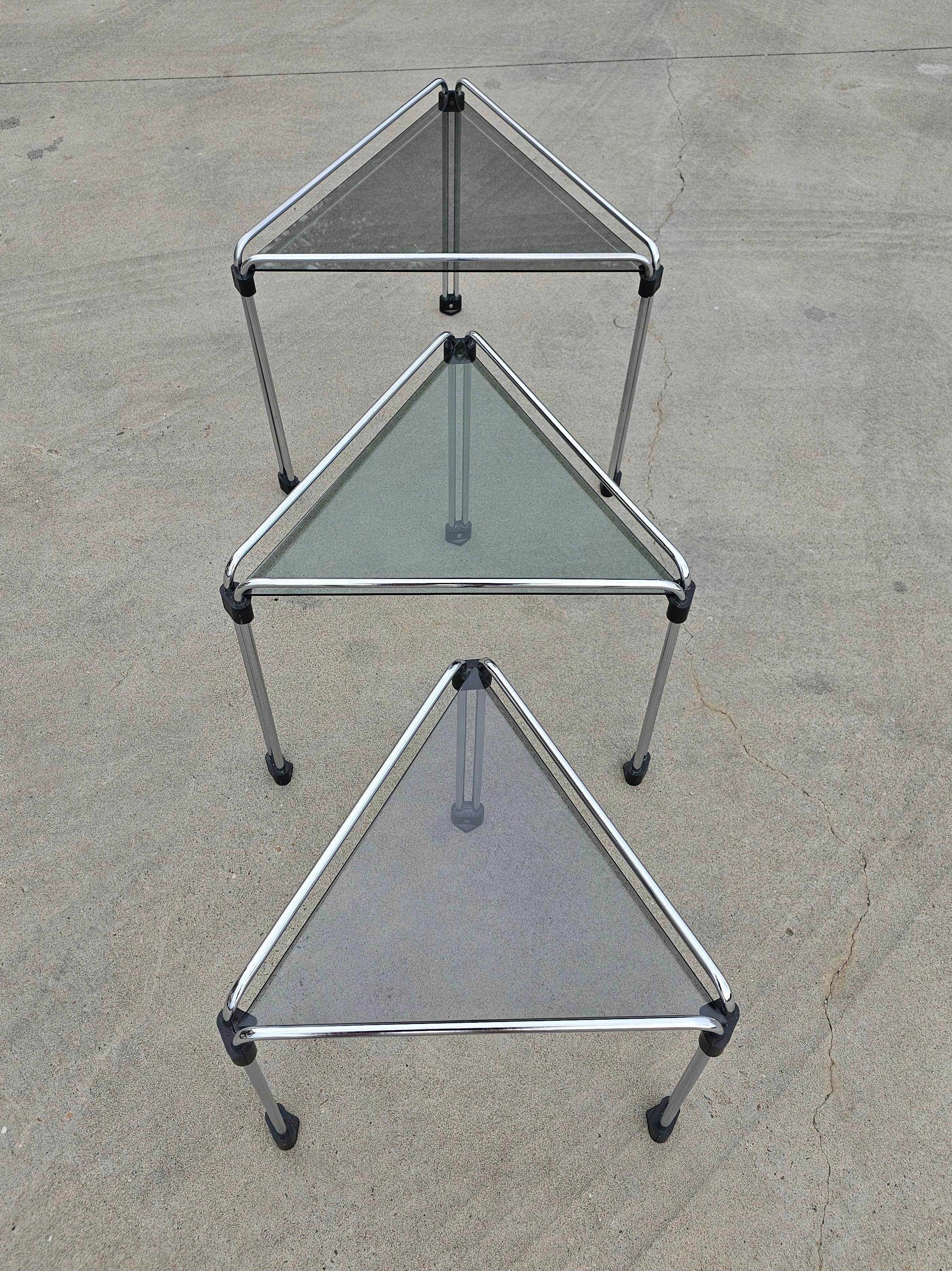 Set of 3 Bauhaus Style Triangular Nesting Tables done in chrome, Italy 1970s In Good Condition In Beograd, RS