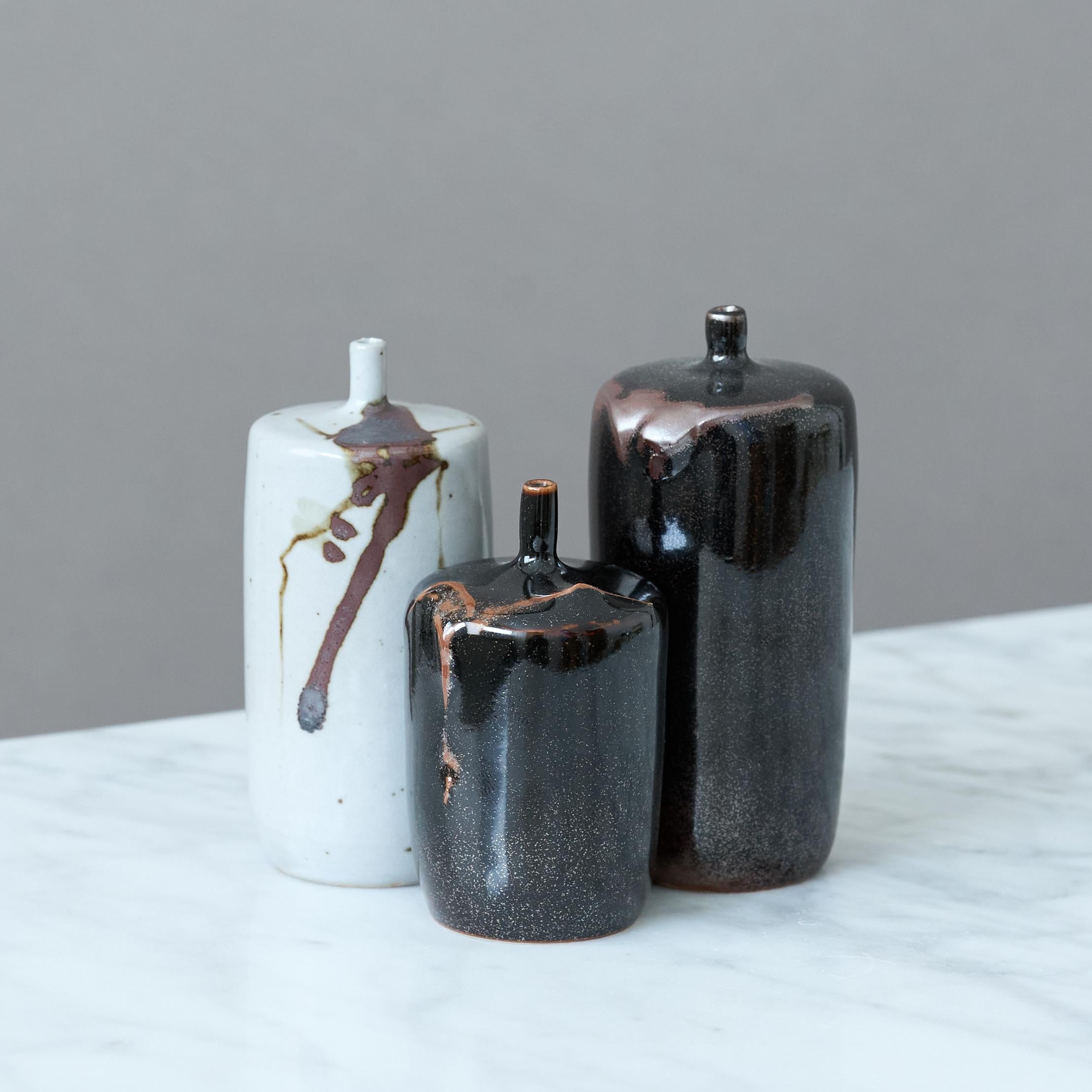 Scandinavian Modern Set of 3 Beautiful Stoneware Vases by Swedish Ceramist Claes Thell, 1986 For Sale