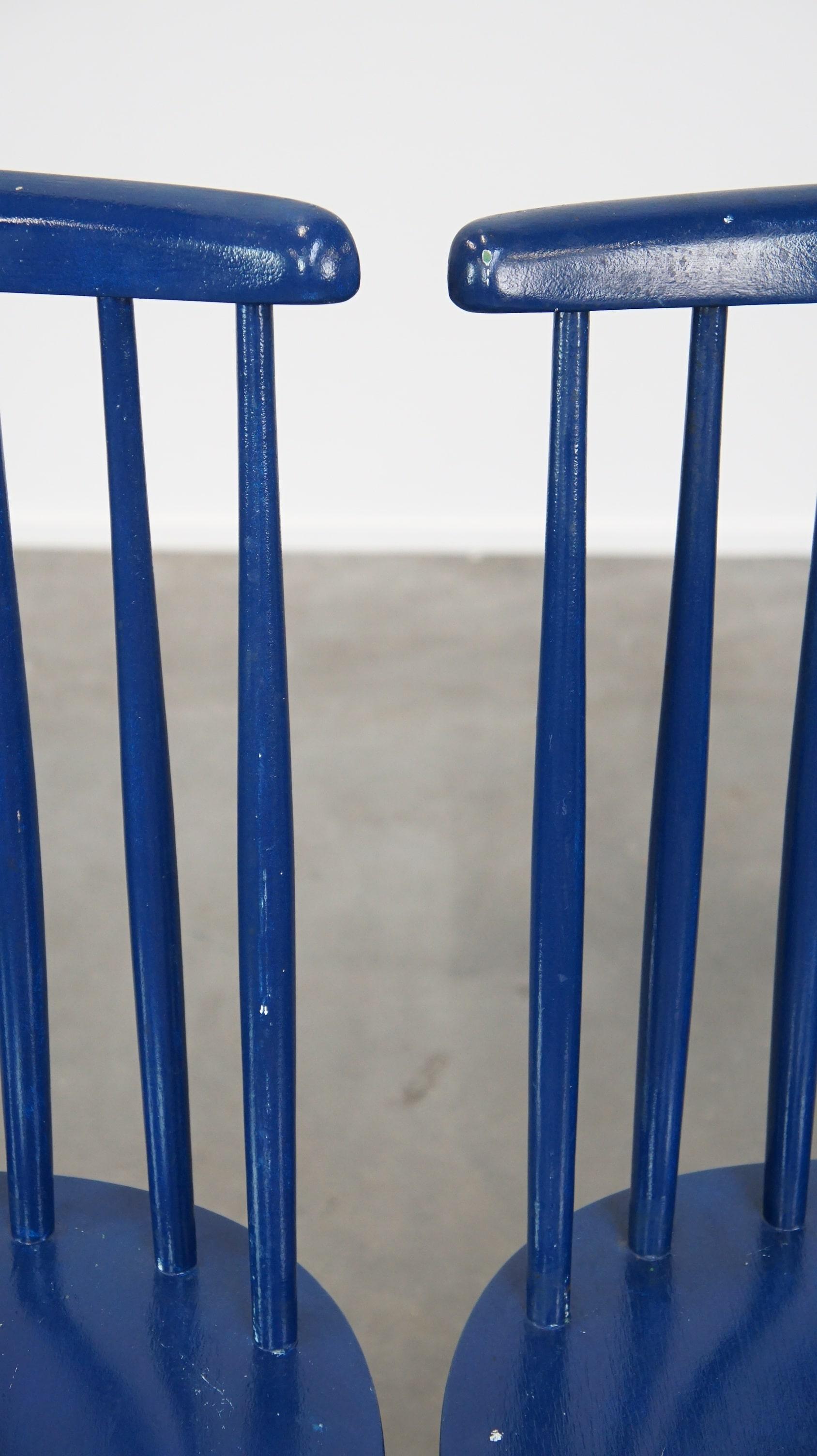 Set of 3 beautiful vintage 1960s blue wooden dining room chairs/ slatted chairs For Sale 4