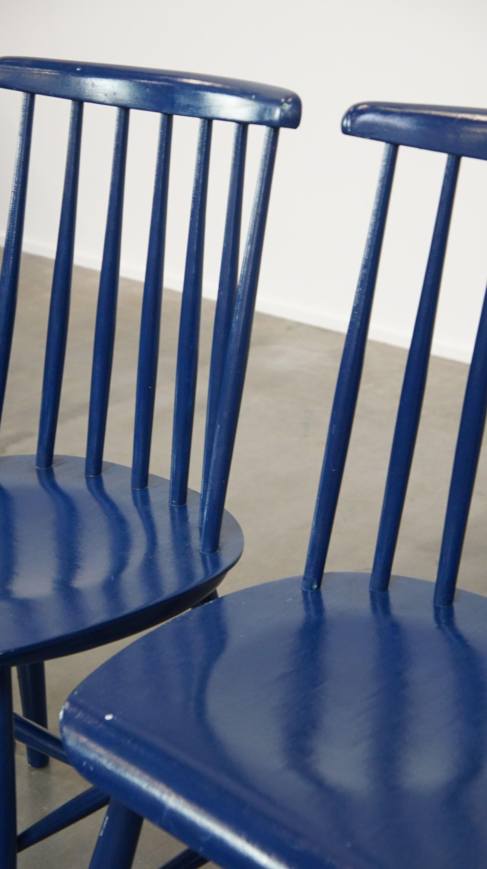 Set of 3 beautiful vintage 1960s blue wooden dining room chairs/ slatted chairs For Sale 5