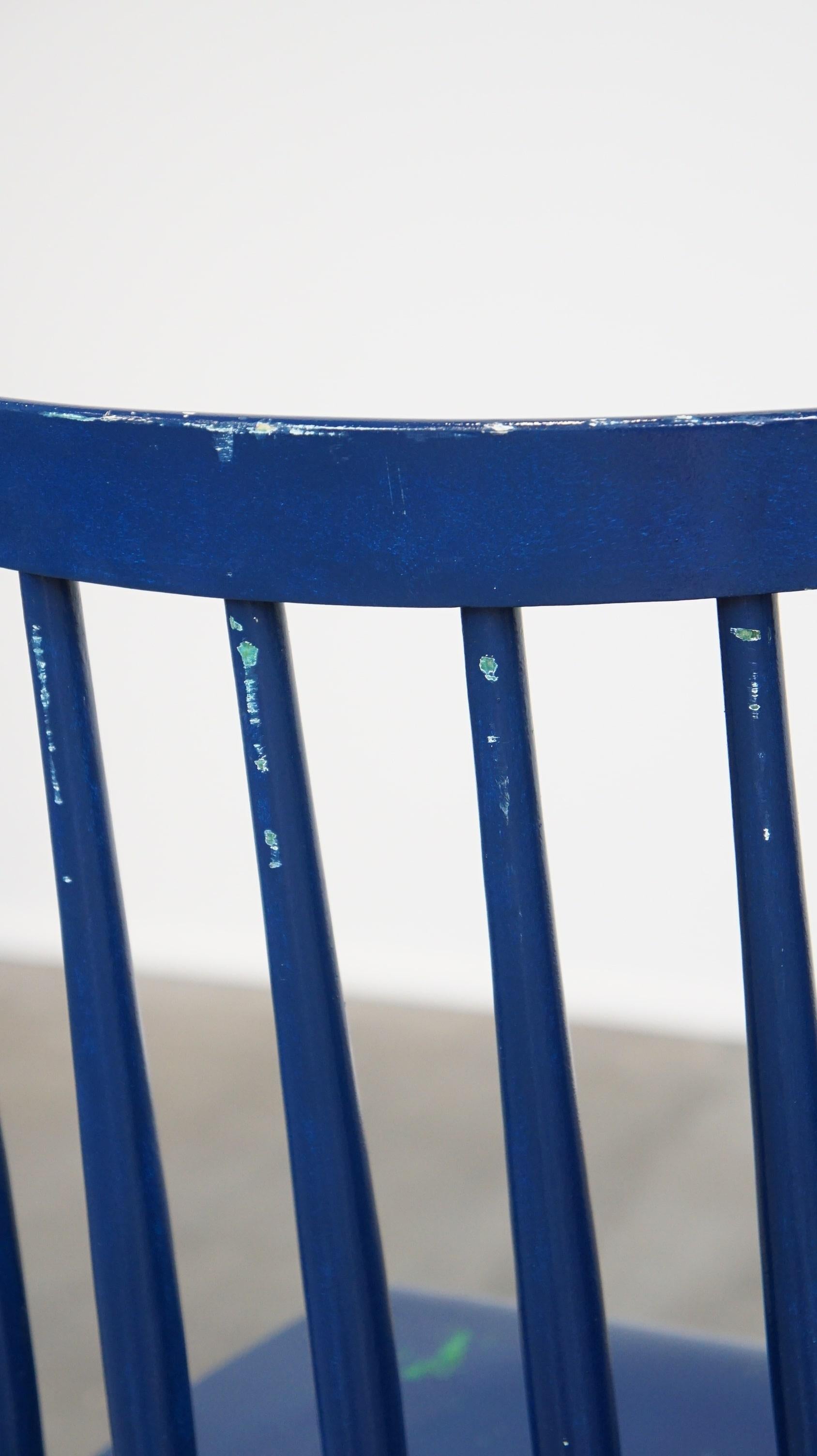 Set of 3 beautiful vintage 1960s blue wooden dining room chairs/ slatted chairs For Sale 6