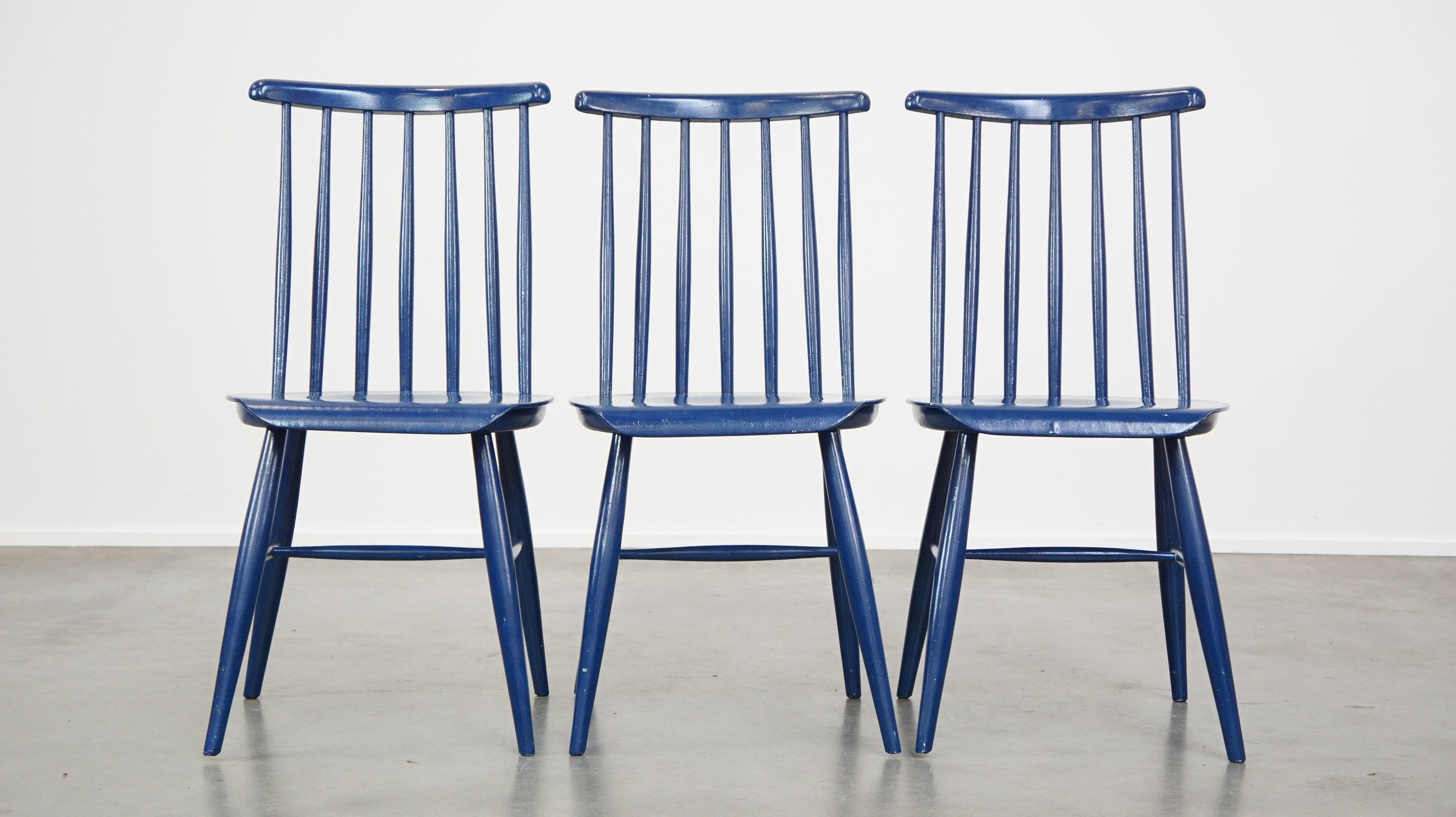 Offered ByThijs this set of 3 beautiful wooden dining chairs.

These fine vintage design dining chairs from the 60s are real eye-catchers in almost any interior. They are made of wood and have a beautiful blue color. Due to years of use, they have
