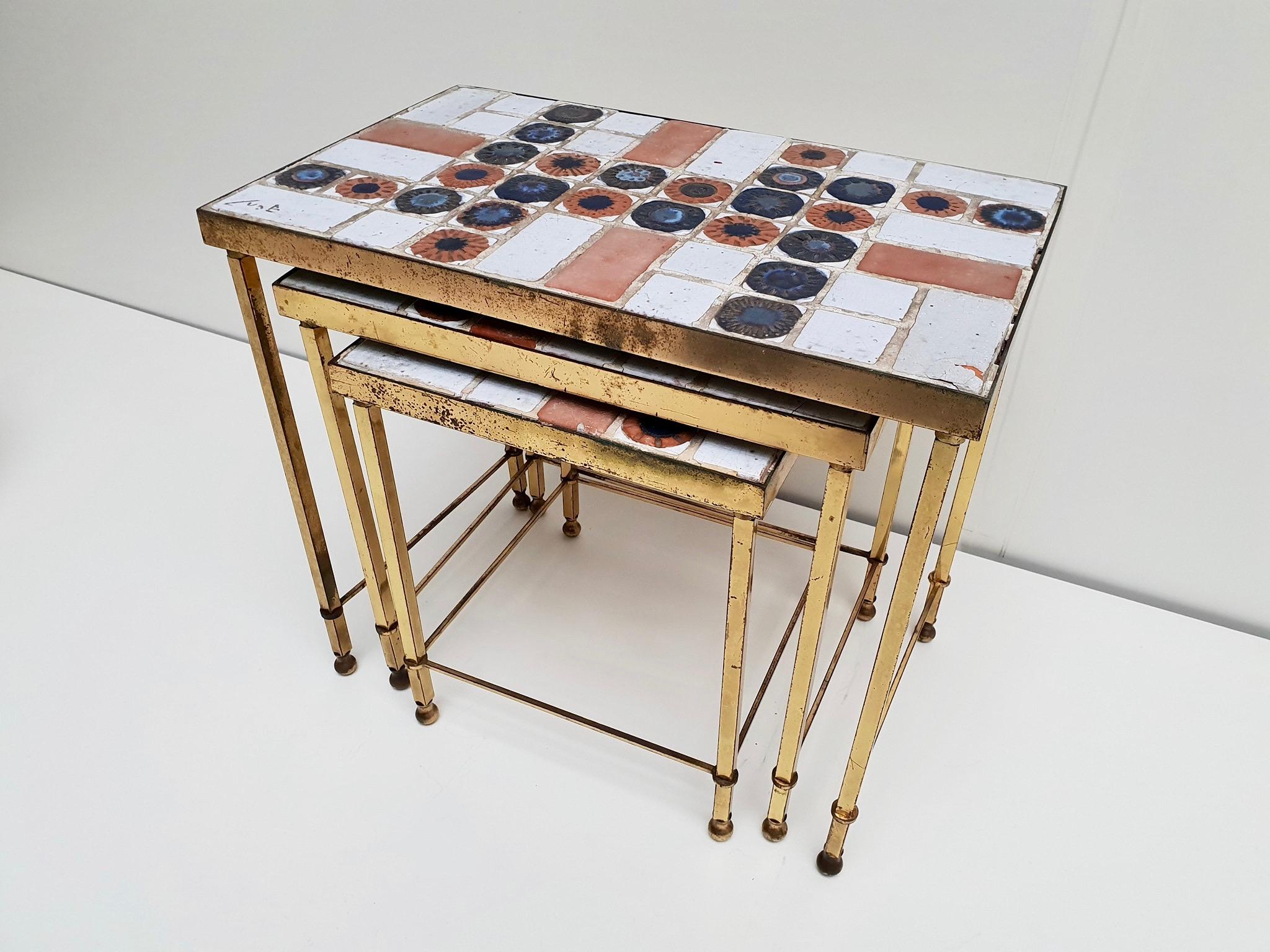 Set of 3 Belgian Vintage Polished Brass and Ceramic Nesting Tables For Sale 5