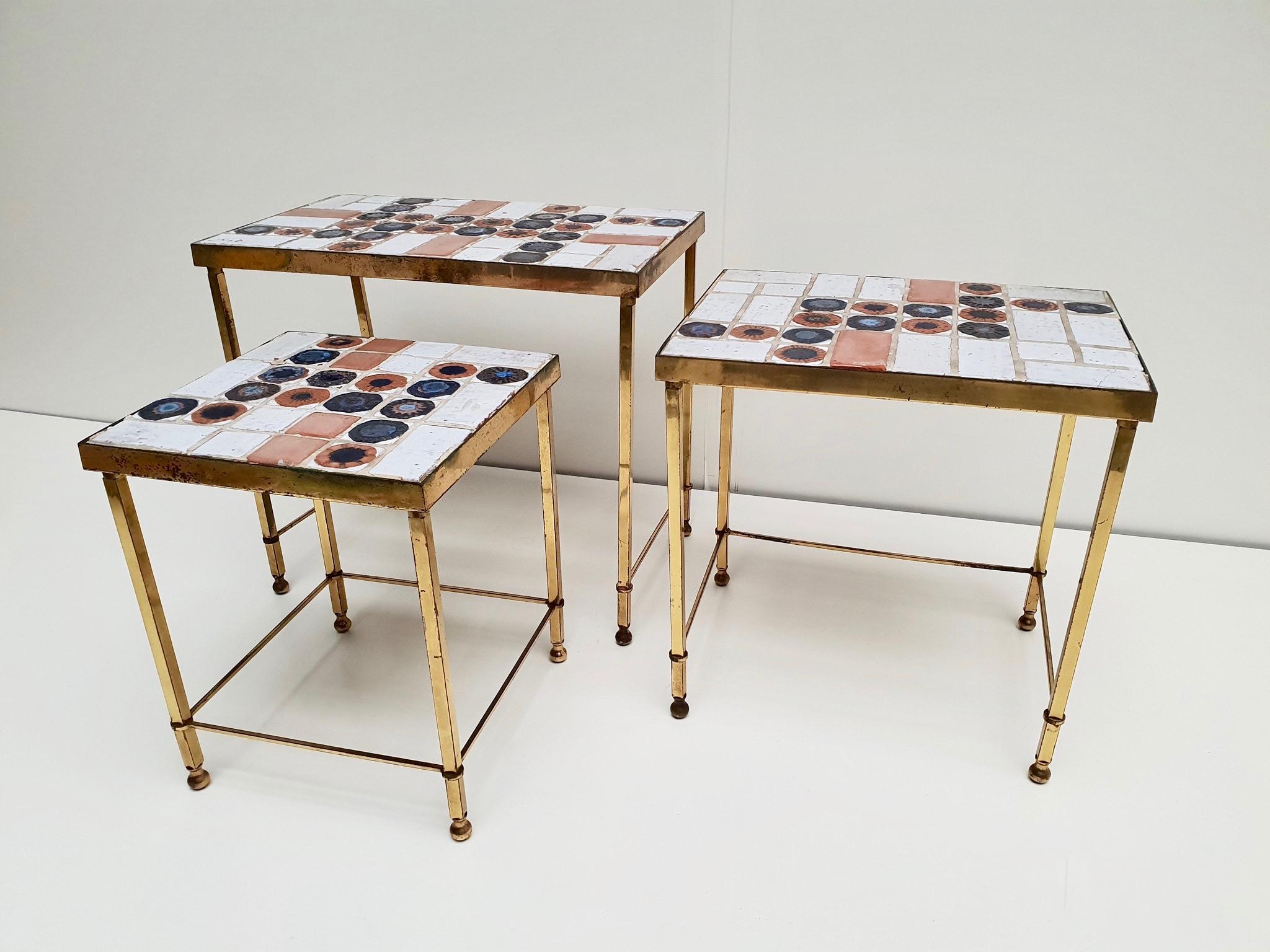 Set of 3 Belgian Vintage Polished Brass and Ceramic Nesting Tables For Sale 7