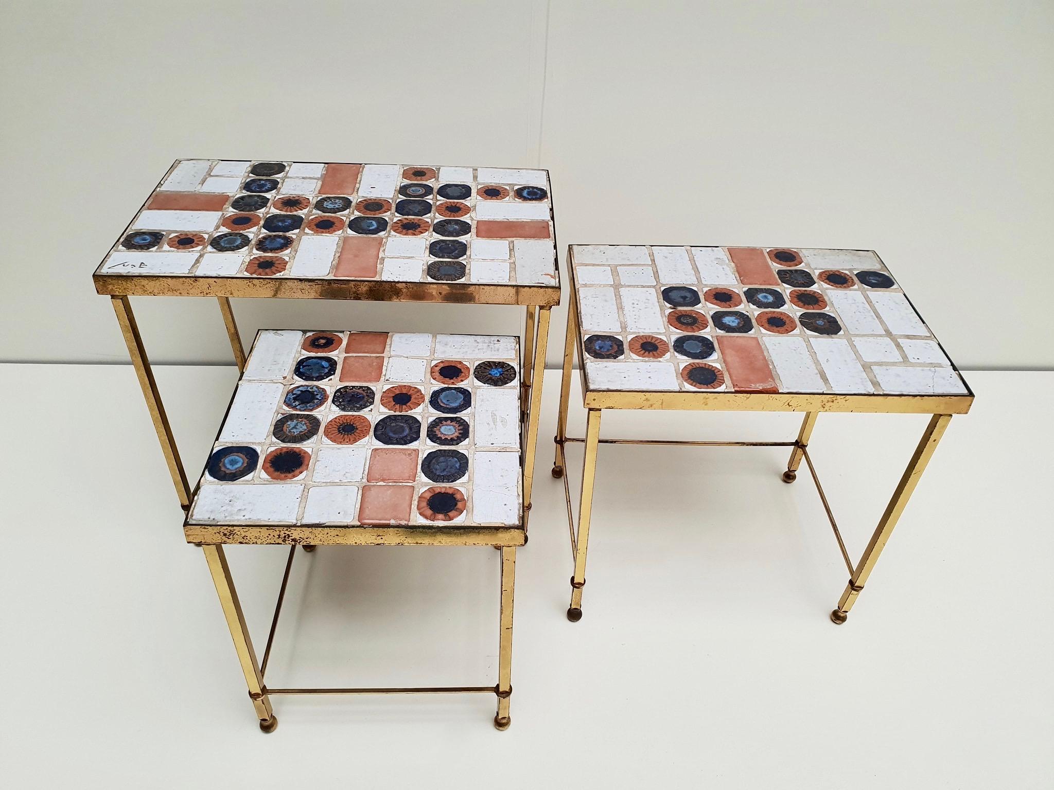 Set di 3 tavolini vintage belgi in ottone lucido e ceramica in vendita 6