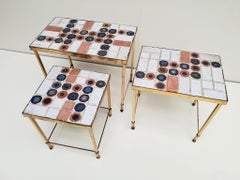 Ensemble belge vintage de 3 tables gigognes en laiton poli et céramique