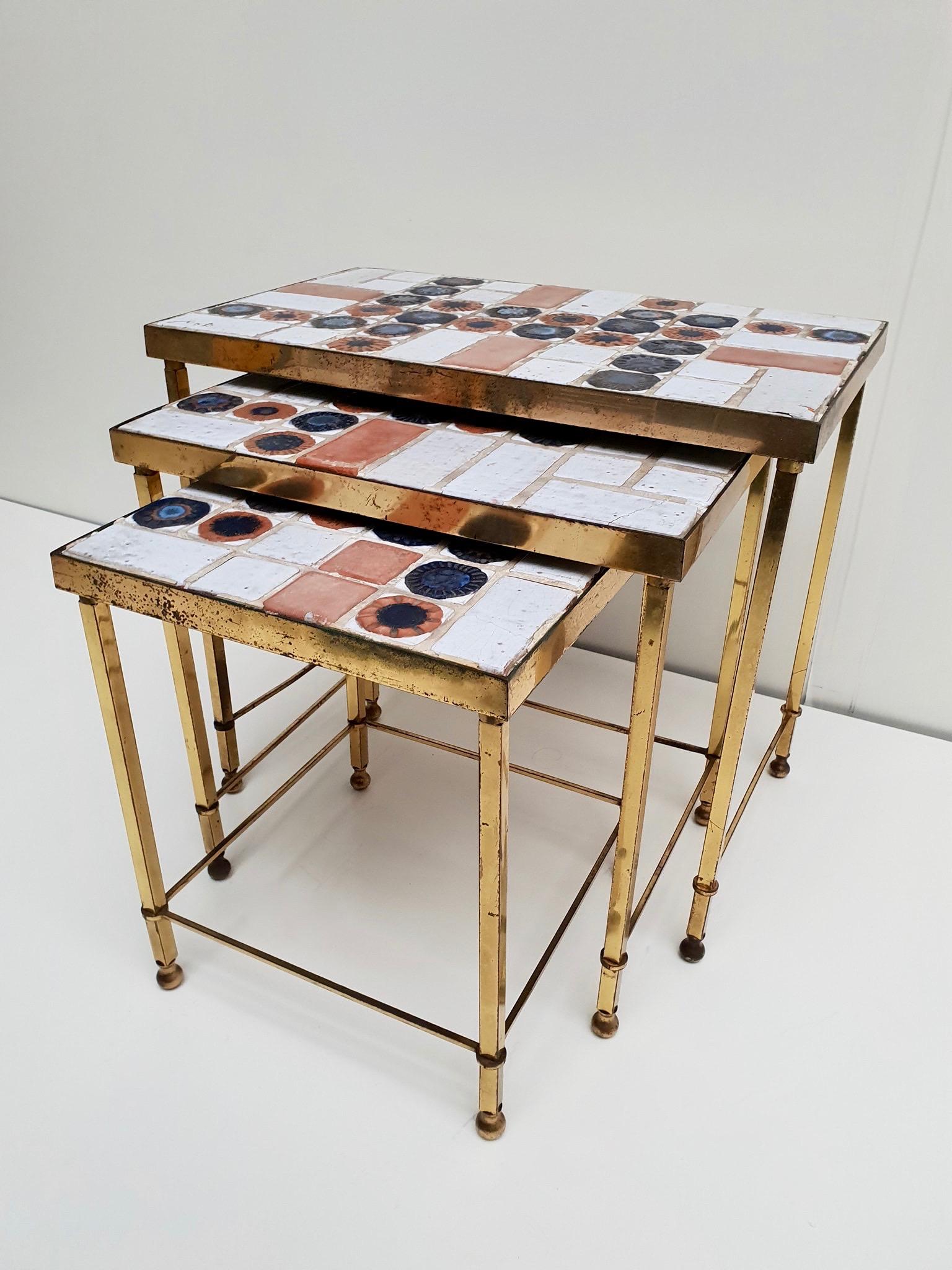 Mid-Century Modern Set of 3 Belgian Vintage Polished Brass and Ceramic Nesting Tables For Sale