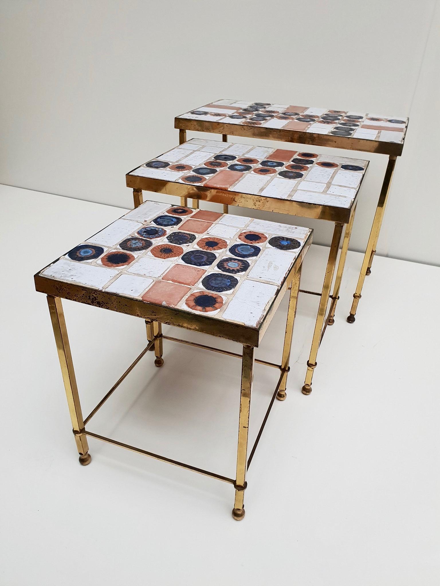 Set of 3 Belgian Vintage Polished Brass and Ceramic Nesting Tables In Good Condition For Sale In Antwerp, BE