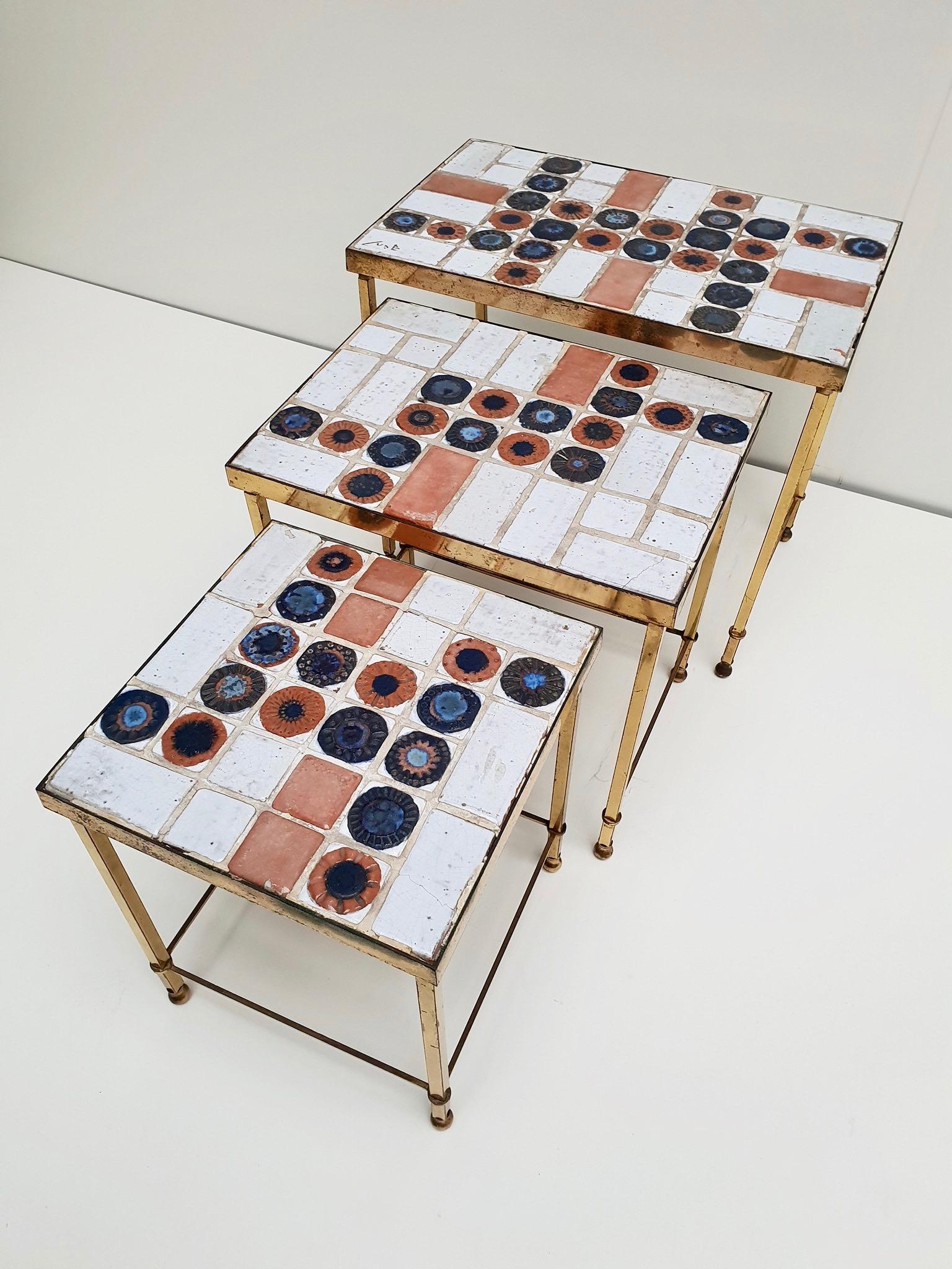 20th Century Set of 3 Belgian Vintage Polished Brass and Ceramic Nesting Tables For Sale