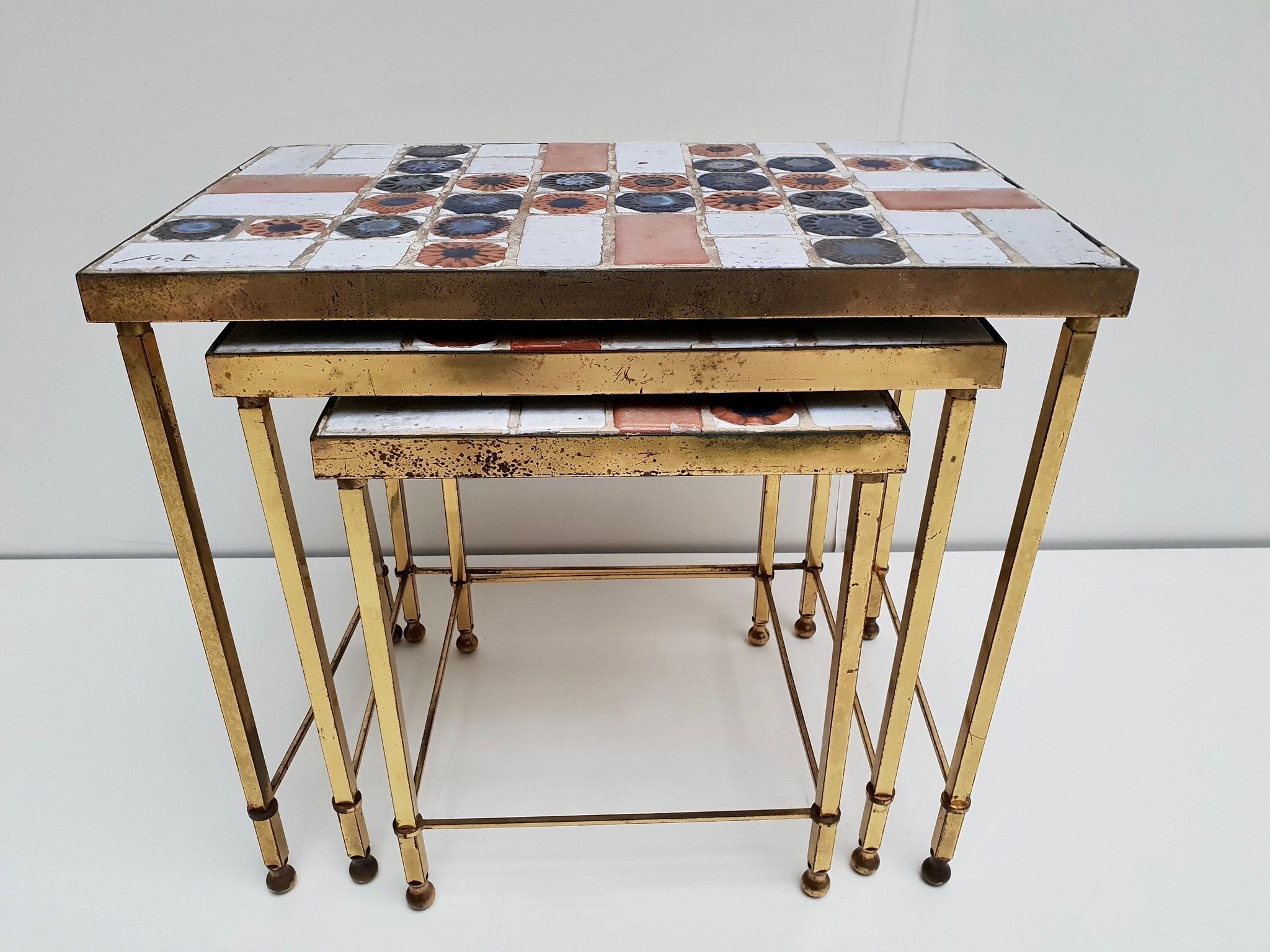 Set di 3 tavolini vintage belgi in ottone lucido e ceramica in vendita 2