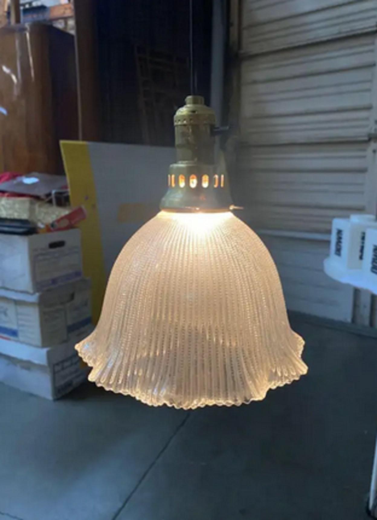 Juego de 3,  Lámpara Colgante de Techo de Par de Cristal Holófano de Campana con Latón en Bueno estado para la venta en Van Nuys, CA