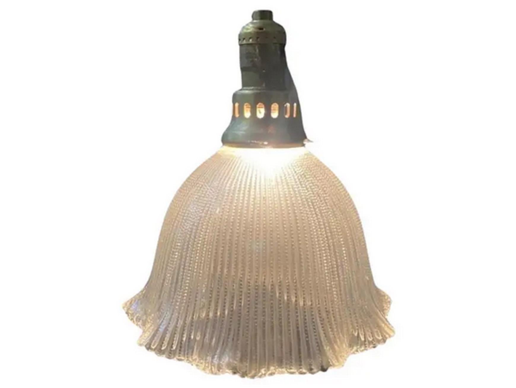 Preciosa campana de mediados de siglo Pantalla de cristal holófano con colgante de techo de latón

Una lámpara de techo de cristal holófano es un tipo de aparato de iluminación que presenta una pantalla de cristal con un diseño prismático que