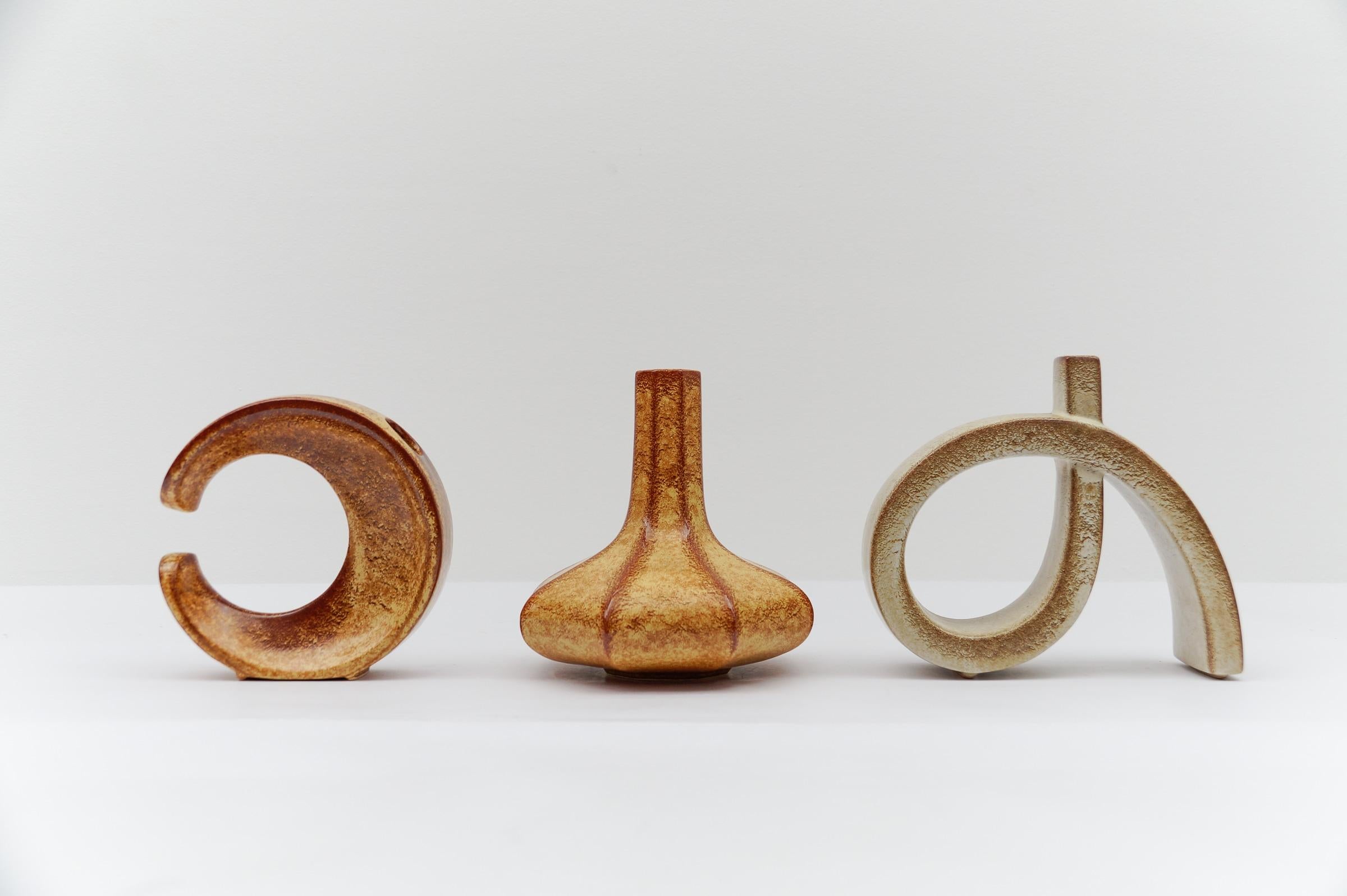 Different sizes. 
Height 18,5cm - 21,5cm.  
Width 19cm - 24cm.
Depth 5cm - 8cm.

Two different tones, two are slightly browner than the lighter ones.