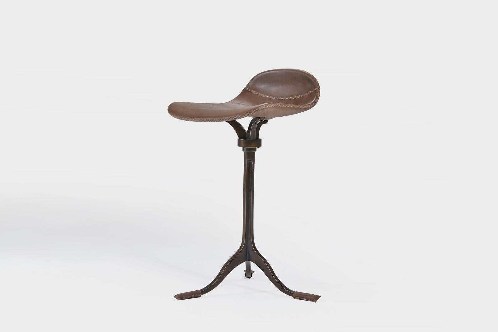 Mid-Century moderno Set di 3 sgabelli girevoli da banco Bespoke, pelle, ottone di P. Tendercool in vendita