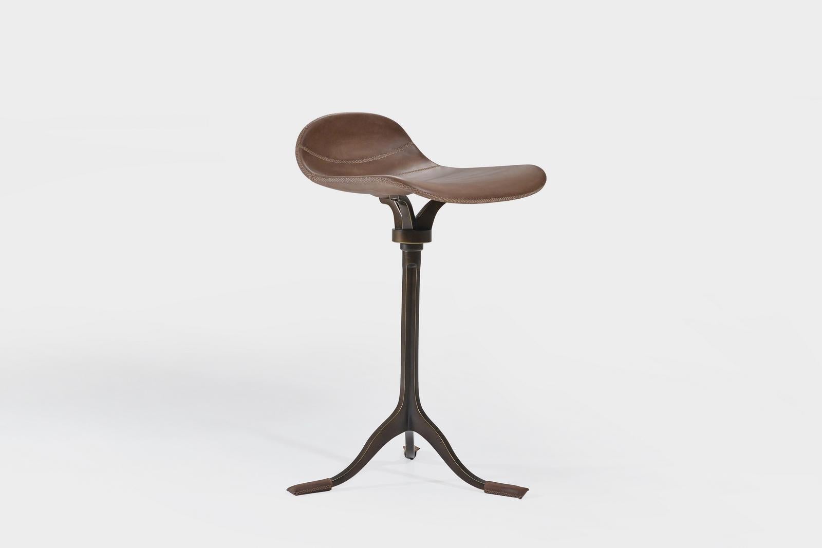Thailandese Set di 3 sgabelli girevoli da banco Bespoke, pelle, ottone di P. Tendercool in vendita