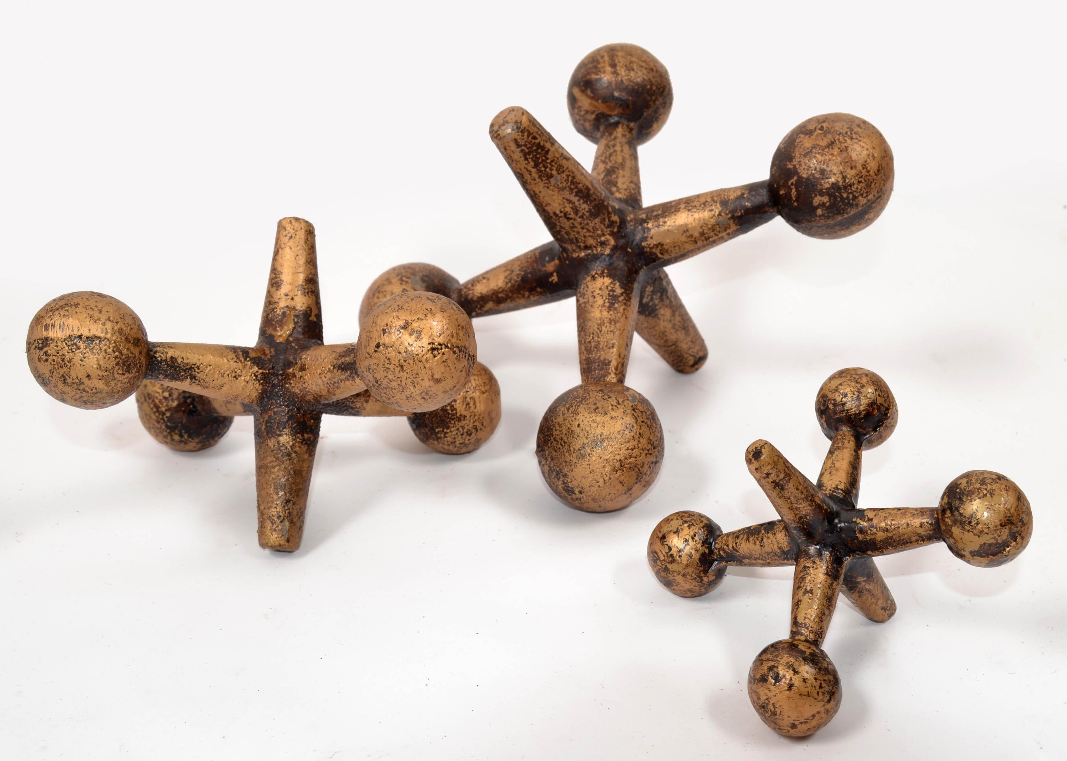 Set di 3 sculture di Jack, fermaporta, fermacarte o pezzi decorativi d'accento, disegnati da Bill Curry & Design Line, 1967.
Ha una forma geometrica atomica e moderna del Mid-Century, realizzata in ghisa e dipinta con una finitura