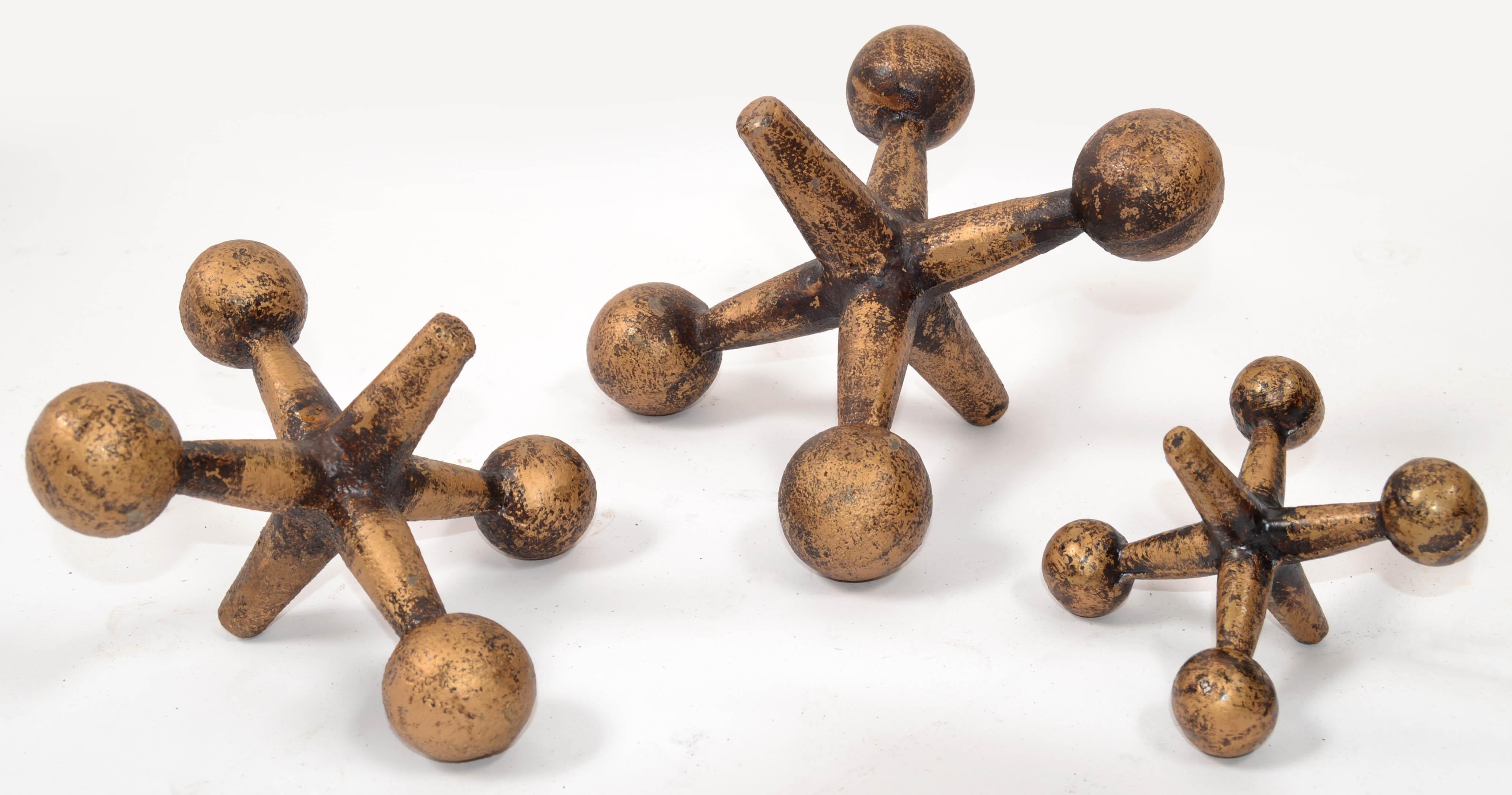Space Age Set di 3 sculture di Jacks in ghisa rifinite in bronzo dorato Bill Curry Atomic Age in vendita